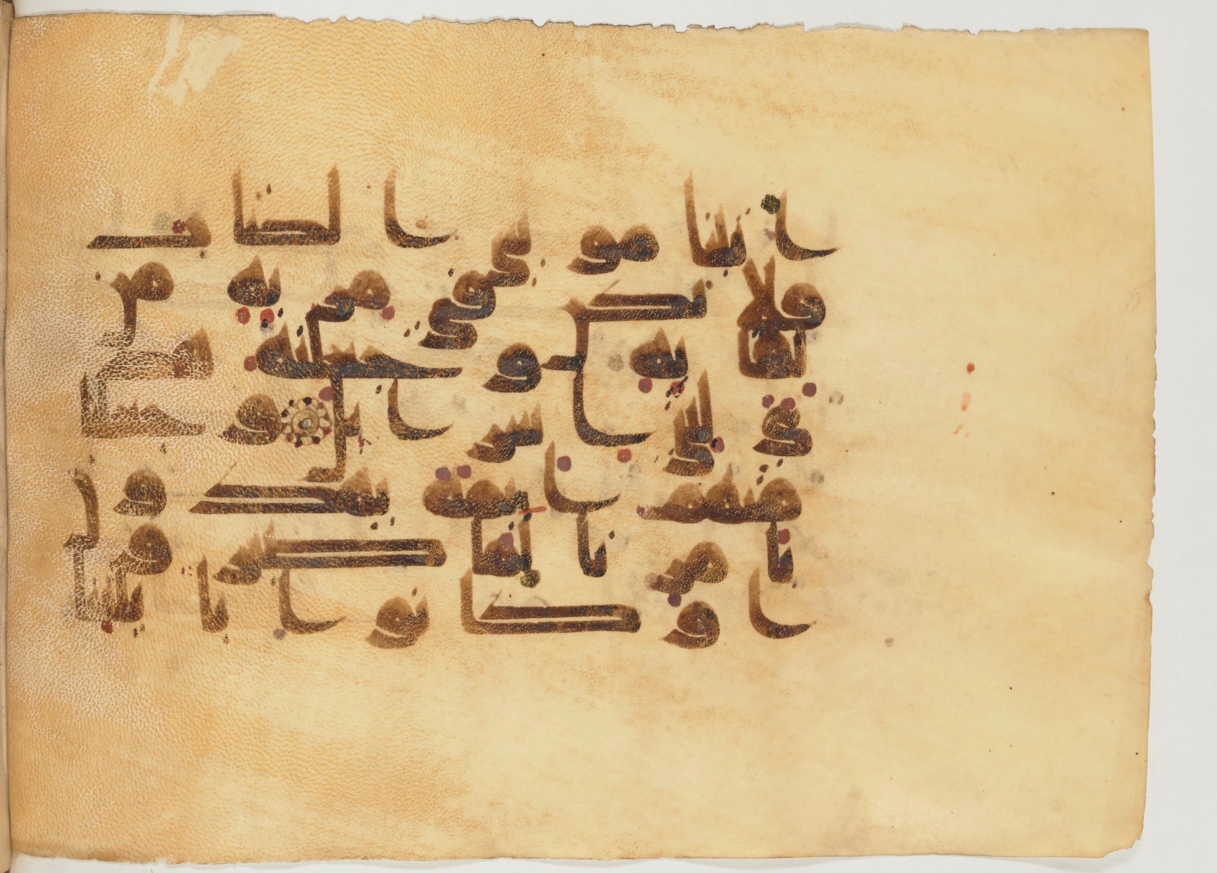 Paris, Bibliothèque nationale de France, Arabe 355 (a) (Scan 1), in D I / D III script, showing Surah 32:24 from Mid-8th to 10th Century AD found in Fustat (Old Cairo), Egypt, currently housed at Bibliothèque nationale de France, Paris