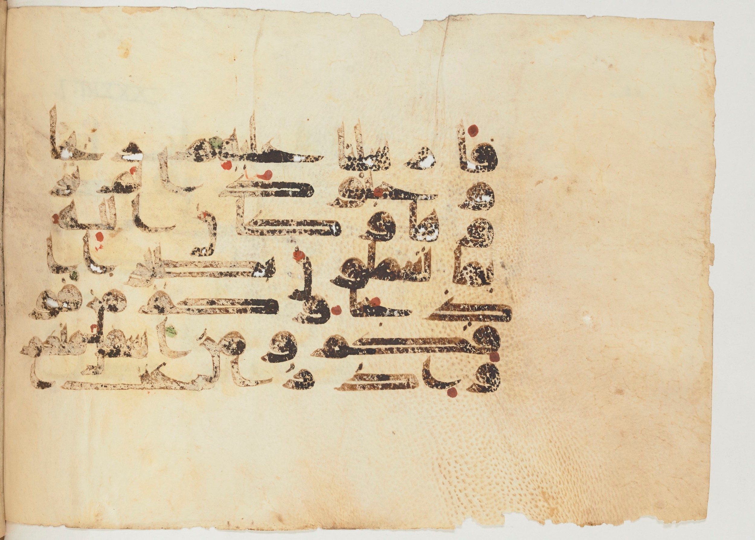 Paris, Bibliothèque nationale de France, Arabe 355 (a) (Scan 2), in D I / D III script, showing Surah 33:9 from Mid-8th to 10th Century AD found in Fustat (Old Cairo), Egypt, currently housed at Bibliothèque nationale de France, Paris
