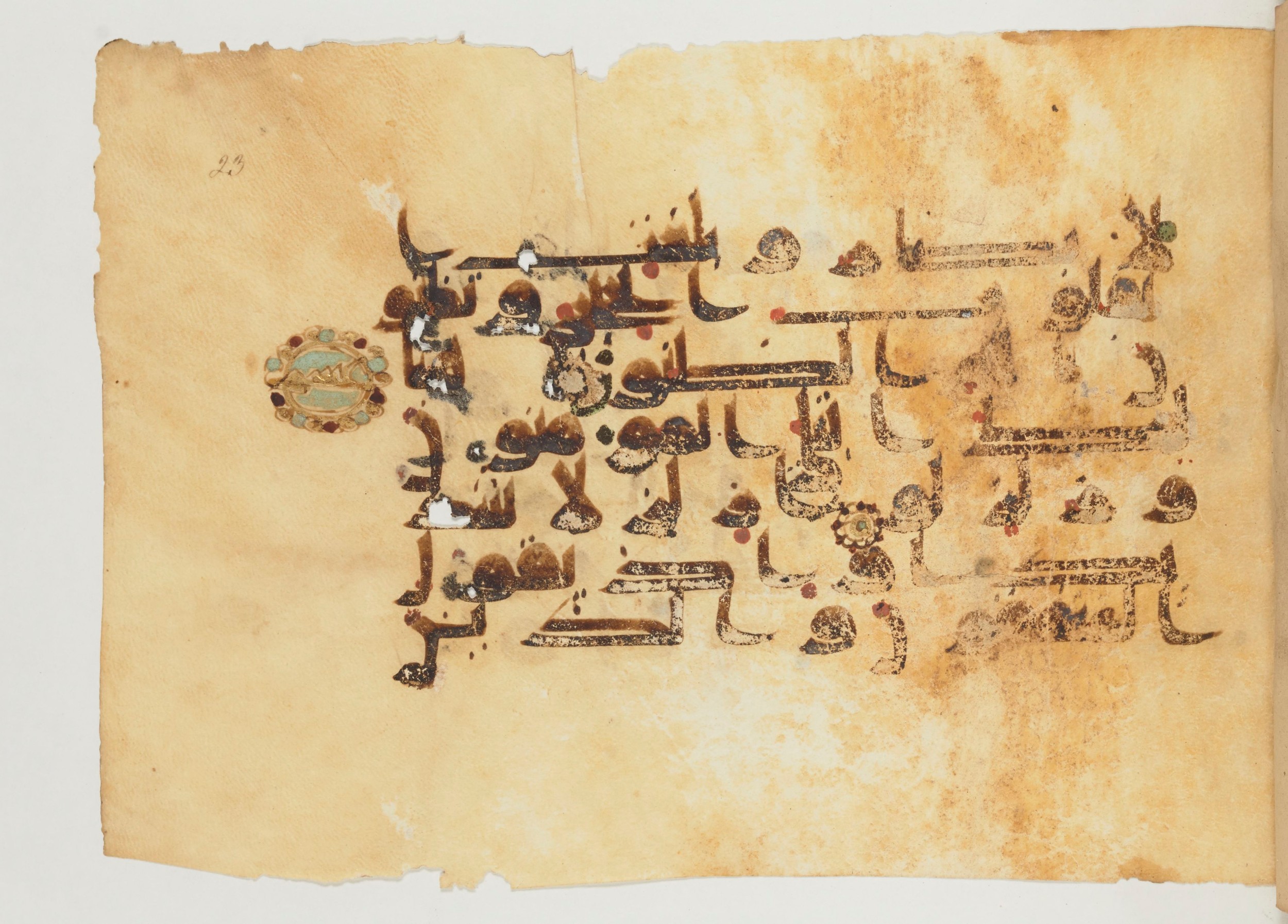 Paris, Bibliothèque nationale de France, Arabe 355 (a) (Scan 1), in D I / D III script, showing Surah 33:12 from Mid-8th to 10th Century AD found in Fustat (Old Cairo), Egypt, currently housed at Bibliothèque nationale de France, Paris
