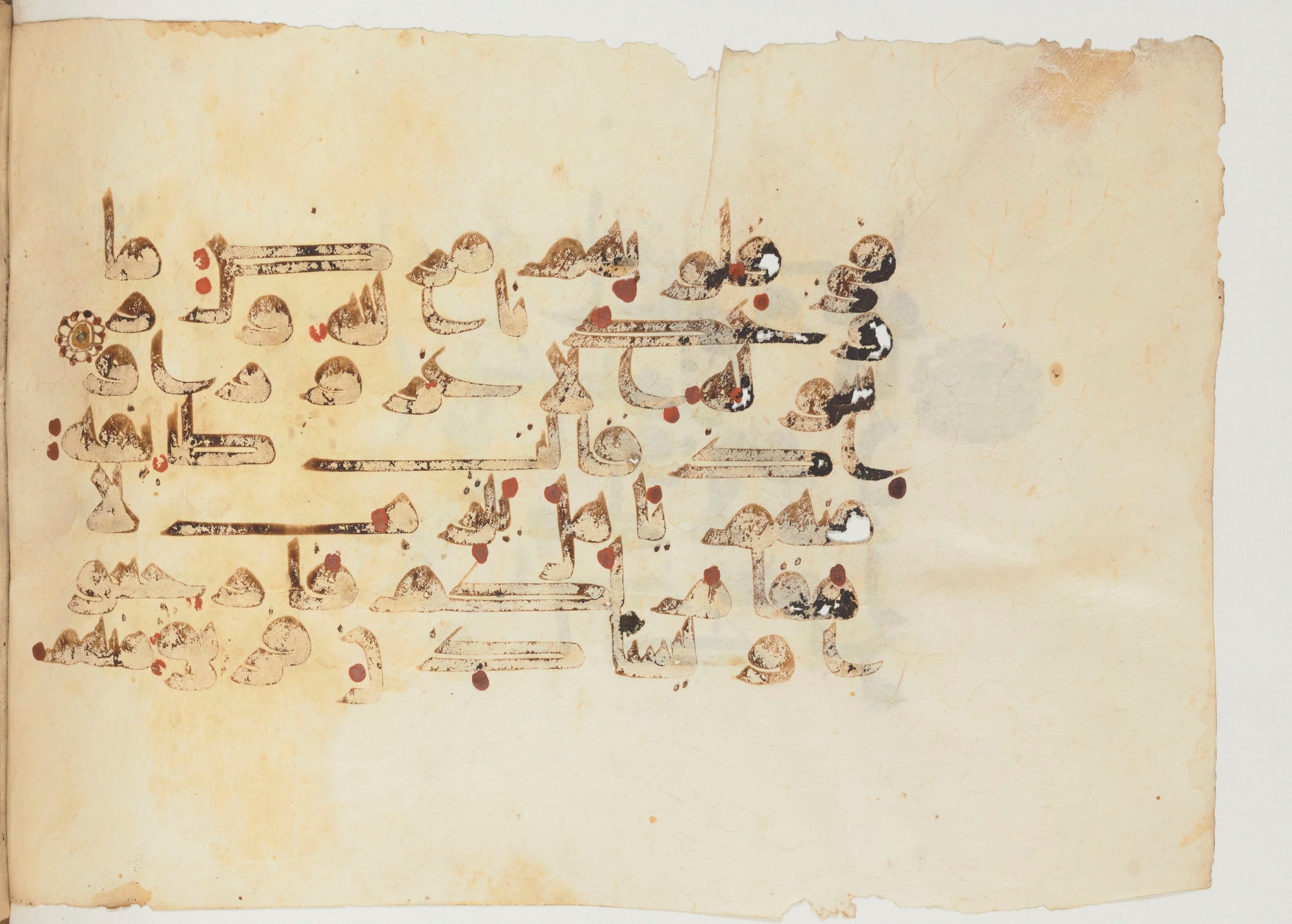 Paris, Bibliothèque nationale de France, Arabe 355 (a) (Scan 1), in D I / D III script, showing Surah 33:13 from Mid-8th to 10th Century AD found in Fustat (Old Cairo), Egypt, currently housed at Bibliothèque nationale de France, Paris