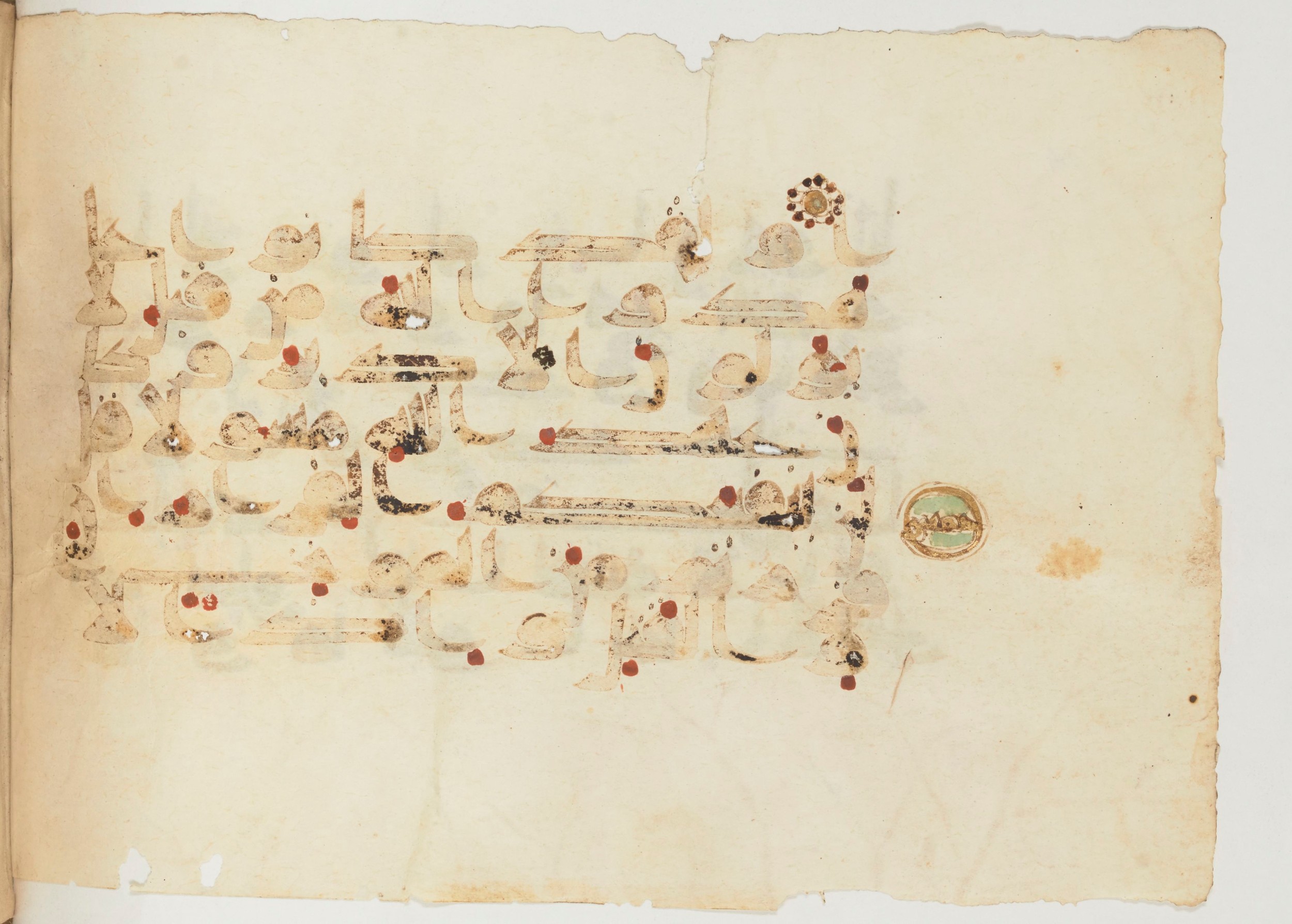 Paris, Bibliothèque nationale de France, Arabe 355 (a) (Scan 1), in D I / D III script, showing Surah 33:16 from Mid-8th to 10th Century AD found in Fustat (Old Cairo), Egypt, currently housed at Bibliothèque nationale de France, Paris