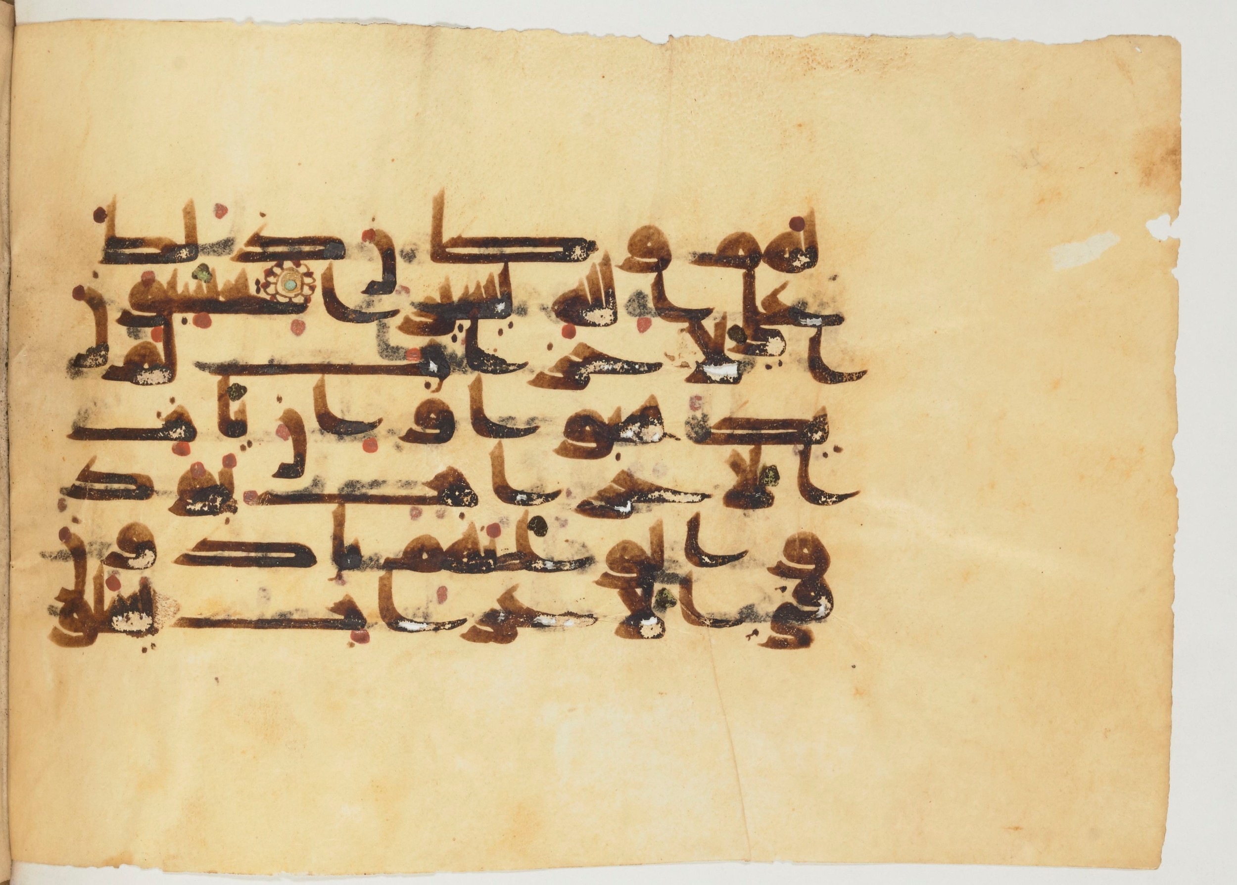 Paris, Bibliothèque nationale de France, Arabe 355 (a) (Scan 1), in D I / D III script, showing Surah 33:20 from Mid-8th to 10th Century AD found in Fustat (Old Cairo), Egypt, currently housed at Bibliothèque nationale de France, Paris