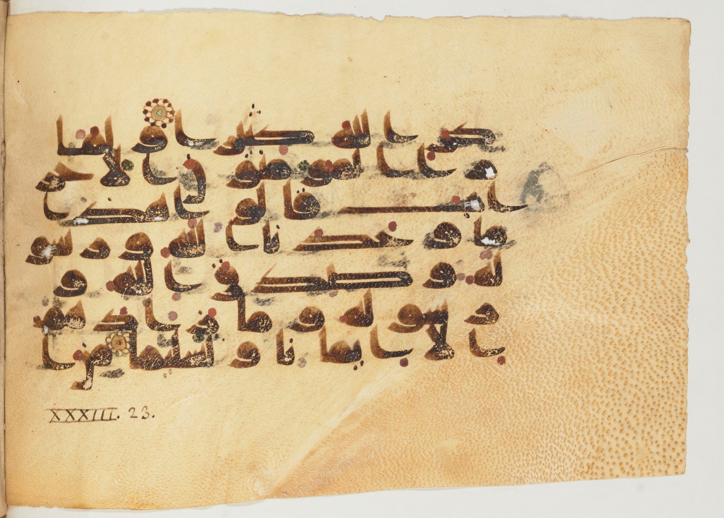 Paris, Bibliothèque nationale de France, Arabe 355 (a), in D I / D III script, showing Surah 33:22 from Mid-8th to 10th Century AD found in Fustat (Old Cairo), Egypt, currently housed at Bibliothèque nationale de France, Paris