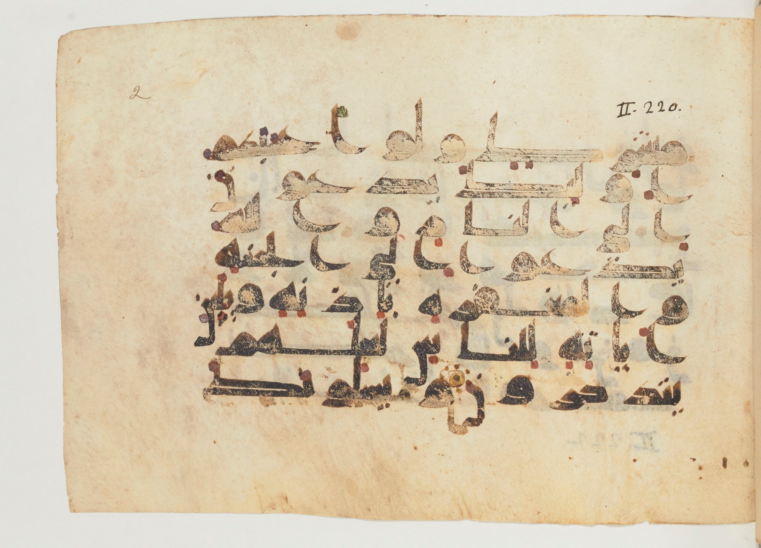 Paris, Bibliothèque nationale de France, Arabe 355 (a) (Scan 1), in D I / D III script, showing Surah 2:222 from Mid-8th to 10th Century AD found in Fustat (Old Cairo), Egypt, currently housed at Bibliothèque nationale de France, Paris