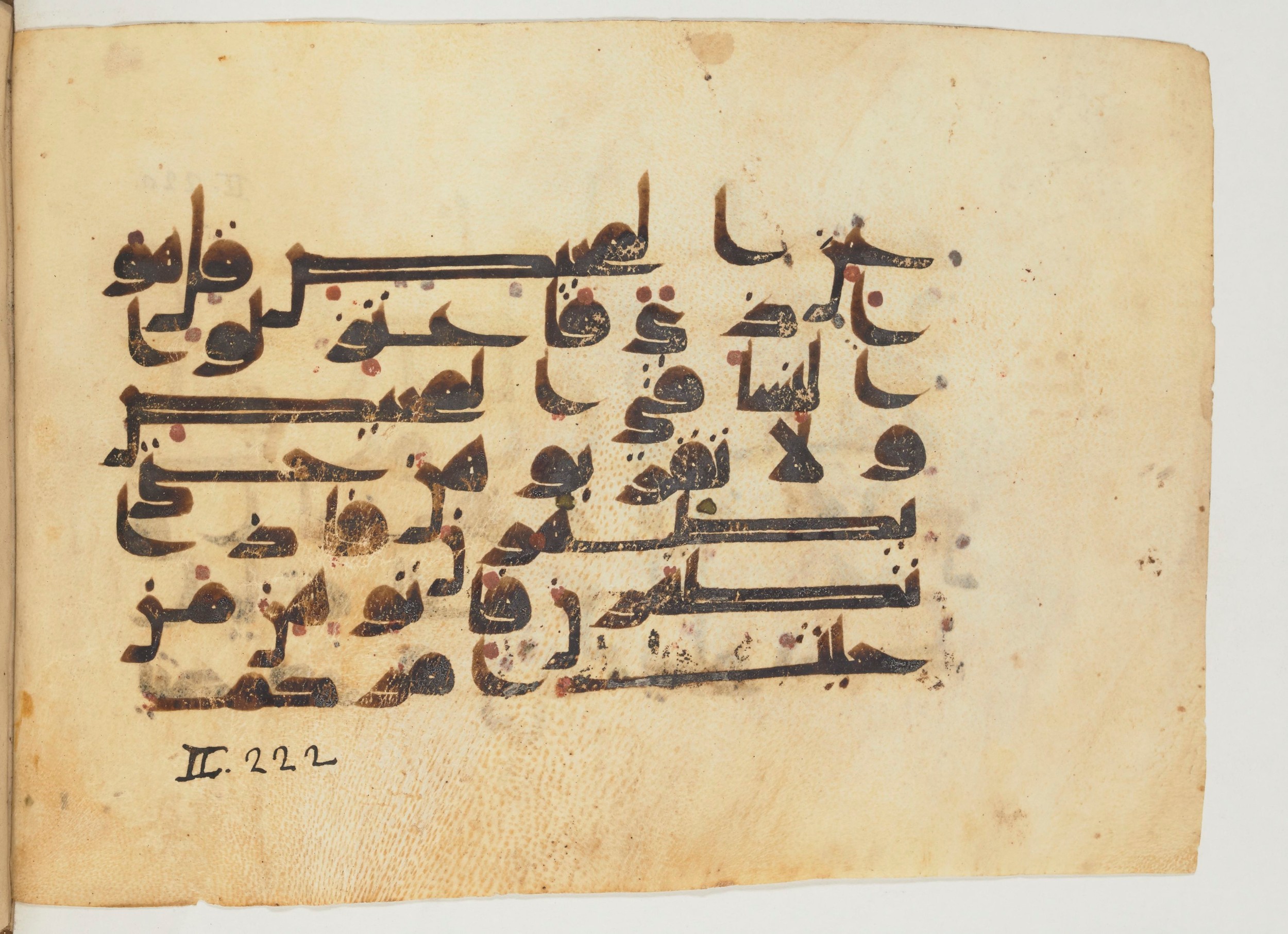 Paris, Bibliothèque nationale de France, Arabe 355 (a) (Scan 2), in D I / D III script, showing Surah 2:222 from Mid-8th to 10th Century AD found in Fustat (Old Cairo), Egypt, currently housed at Bibliothèque nationale de France, Paris