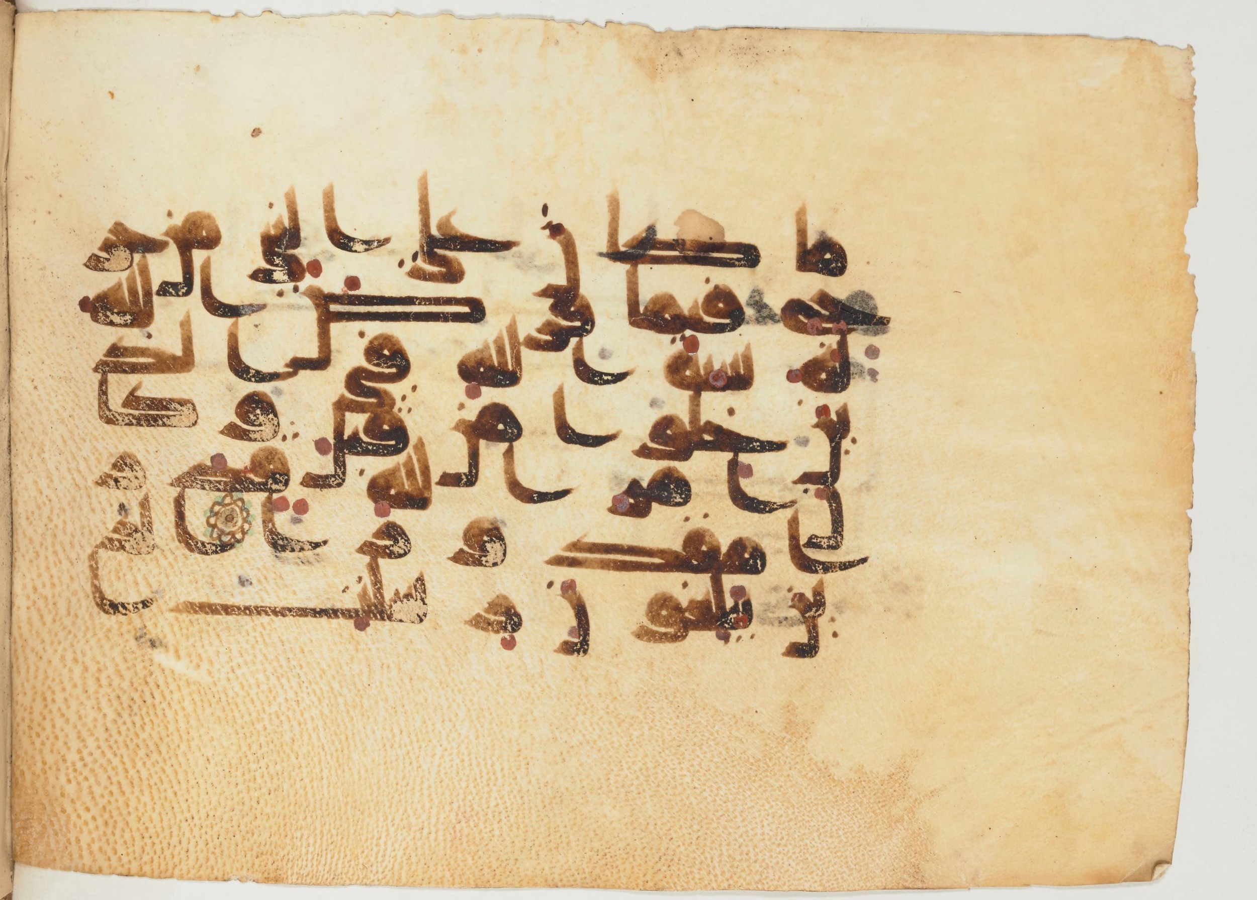 Paris, Bibliothèque nationale de France, Arabe 355 (a) (Scan 1), in D I / D III script, showing Surah 33:39 from Mid-8th to 10th Century AD found in Fustat (Old Cairo), Egypt, currently housed at Bibliothèque nationale de France, Paris