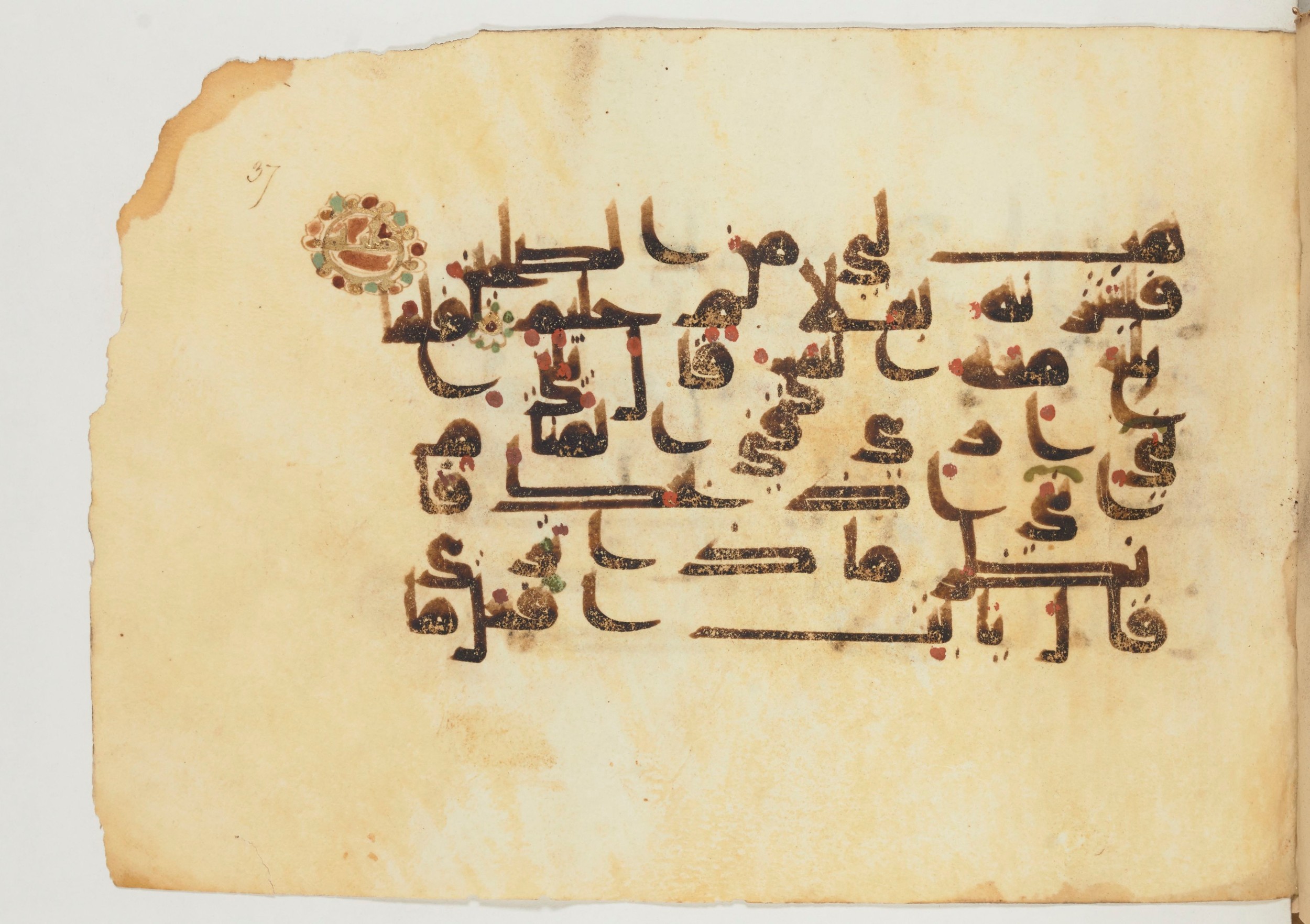Paris, Bibliothèque nationale de France, Arabe 355 (a) (Scan 2), in D I / D III script, showing Surah 37:100 from Mid-8th to 10th Century AD found in Fustat (Old Cairo), Egypt, currently housed at Bibliothèque nationale de France, Paris