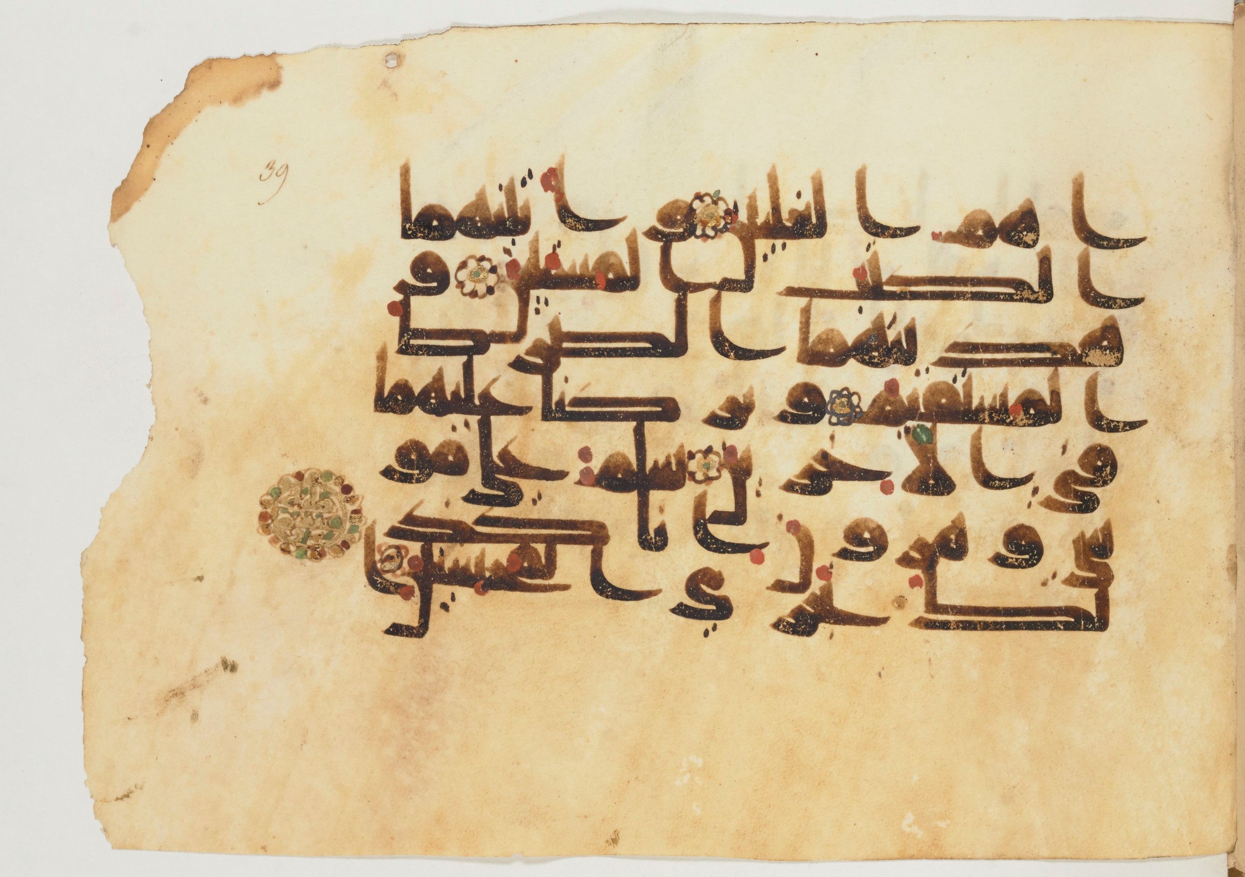 Paris, Bibliothèque nationale de France, Arabe 355 (a), in D I / D III script, showing Surah 37:121 from Mid-8th to 10th Century AD found in Fustat (Old Cairo), Egypt, currently housed at Bibliothèque nationale de France, Paris
