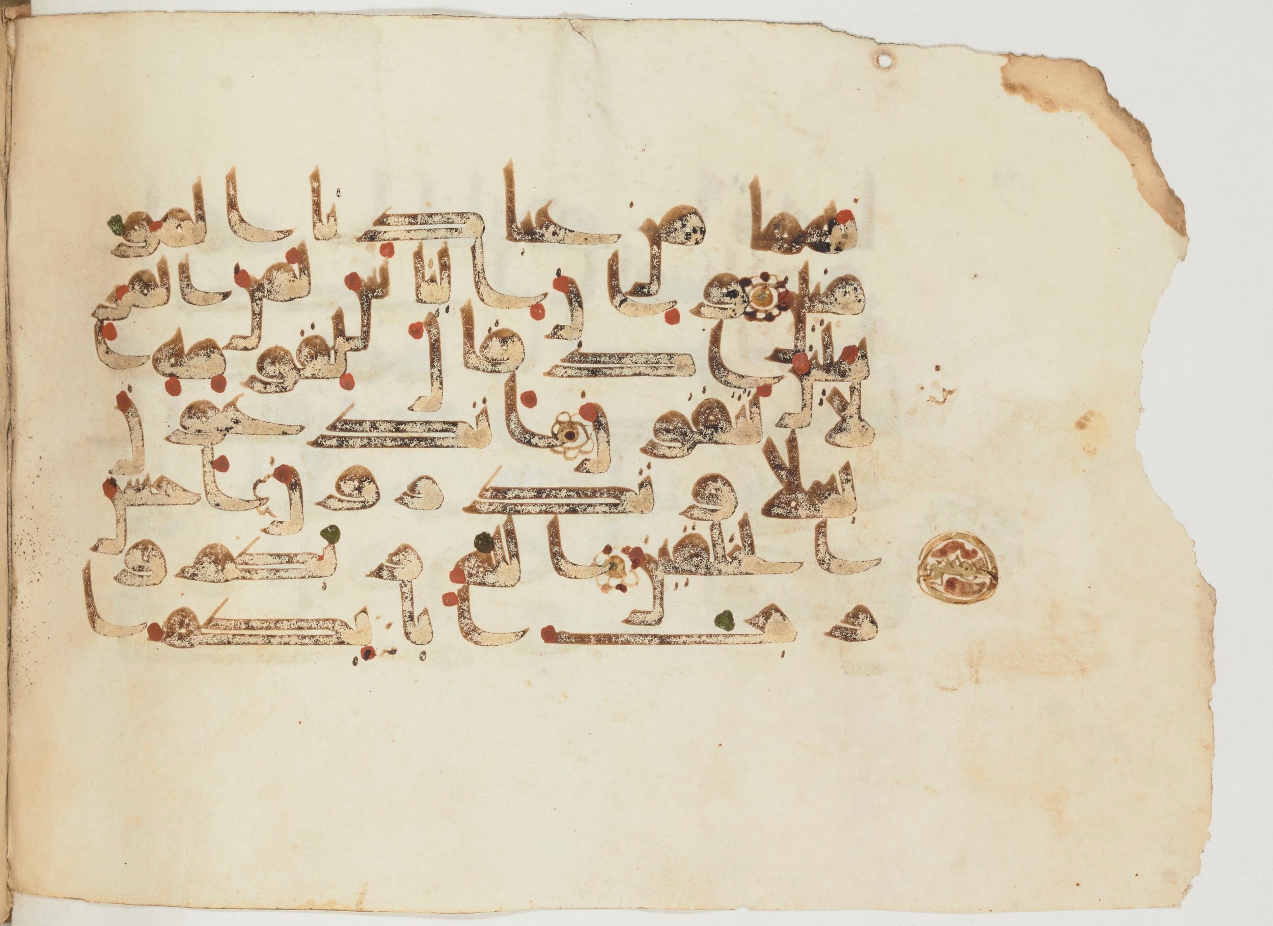 Paris, Bibliothèque nationale de France, Arabe 355 (a), in D I / D III script, showing Surah 37:124 from Mid-8th to 10th Century AD found in Fustat (Old Cairo), Egypt, currently housed at Bibliothèque nationale de France, Paris