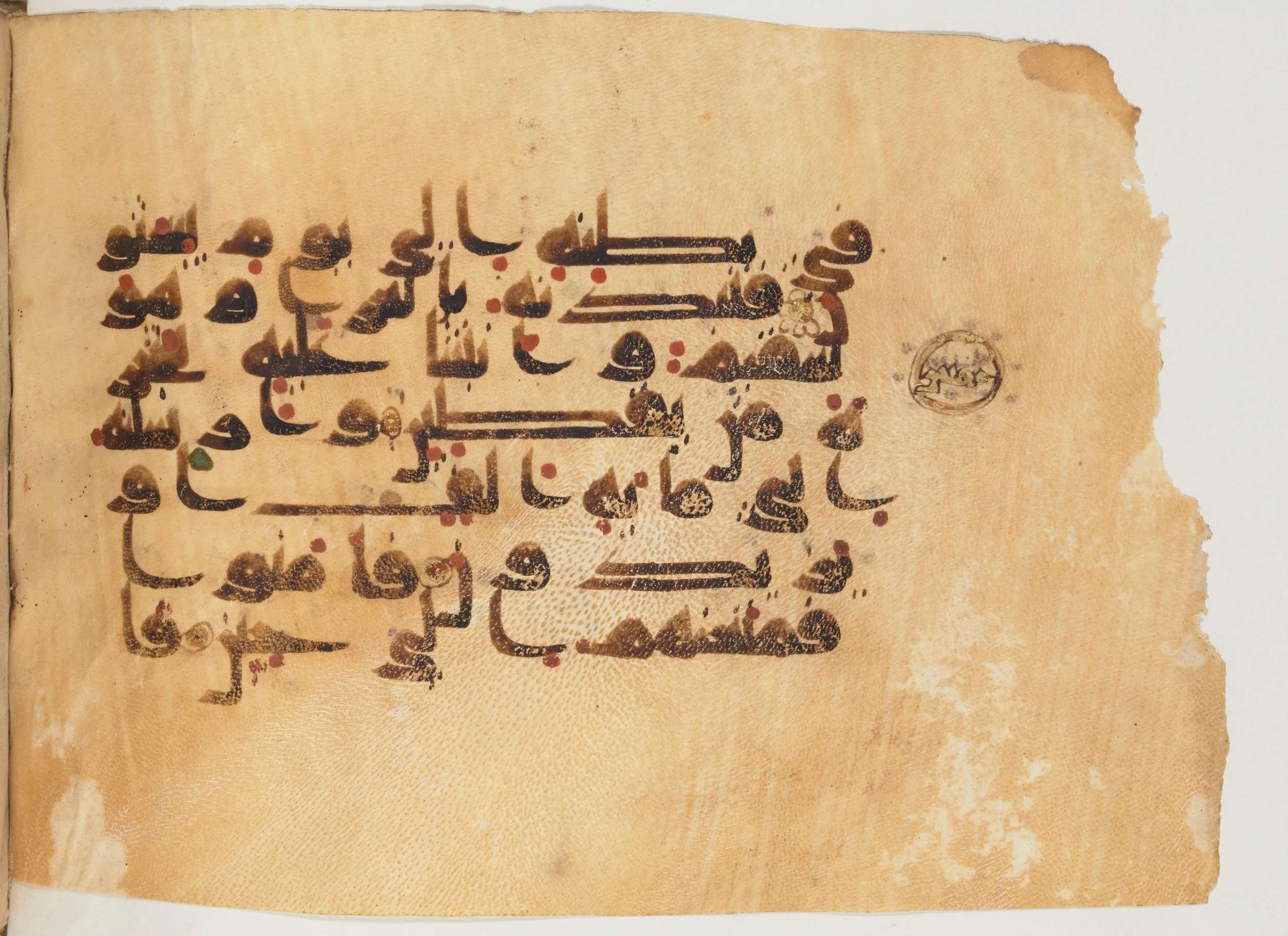 Paris, Bibliothèque nationale de France, Arabe 355 (a), in D I / D III script, showing Surah 37:147 from Mid-8th to 10th Century AD found in Fustat (Old Cairo), Egypt, currently housed at Bibliothèque nationale de France, Paris