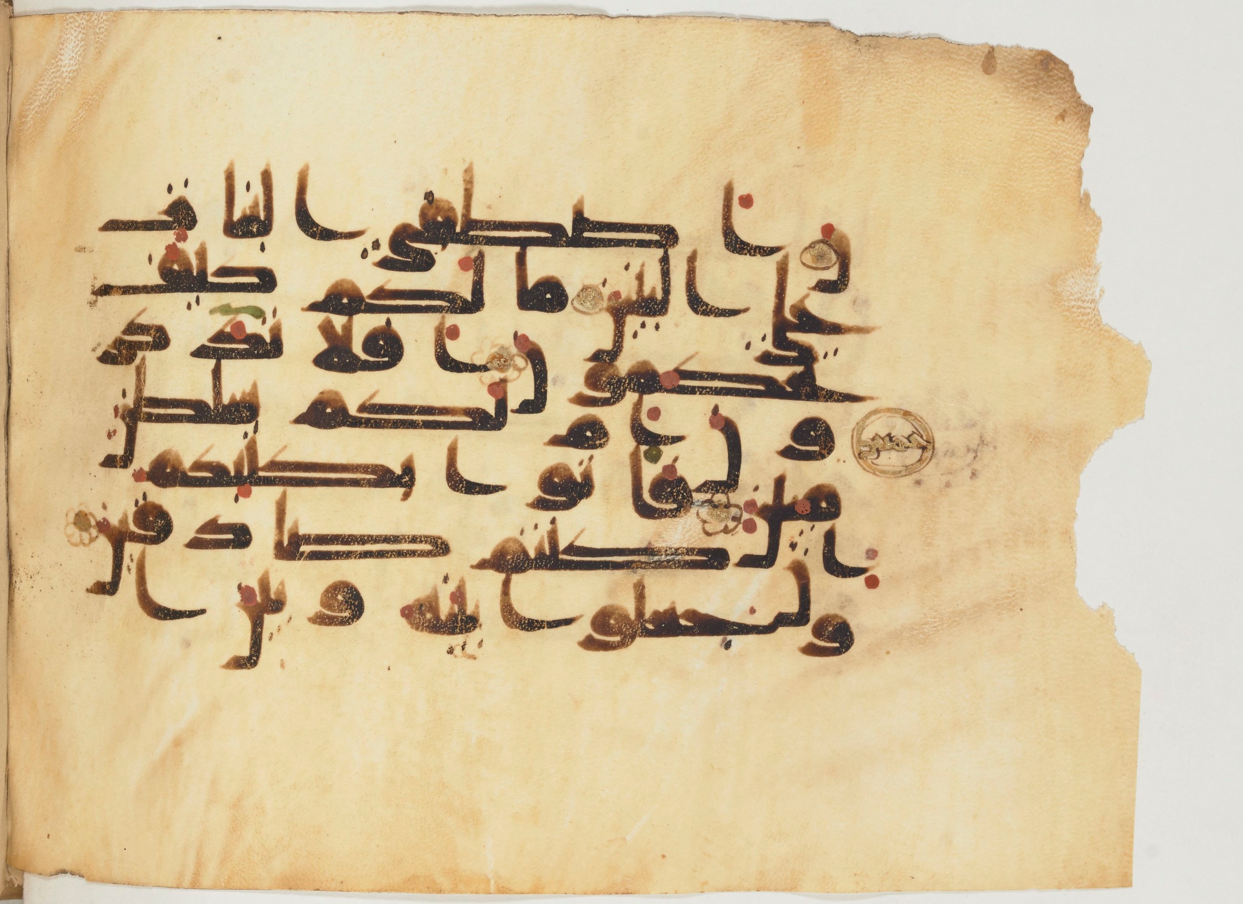 Paris, Bibliothèque nationale de France, Arabe 355 (a) (Scan 2), in D I / D III script, showing Surah 37:152 from Mid-8th to 10th Century AD found in Fustat (Old Cairo), Egypt, currently housed at Bibliothèque nationale de France, Paris