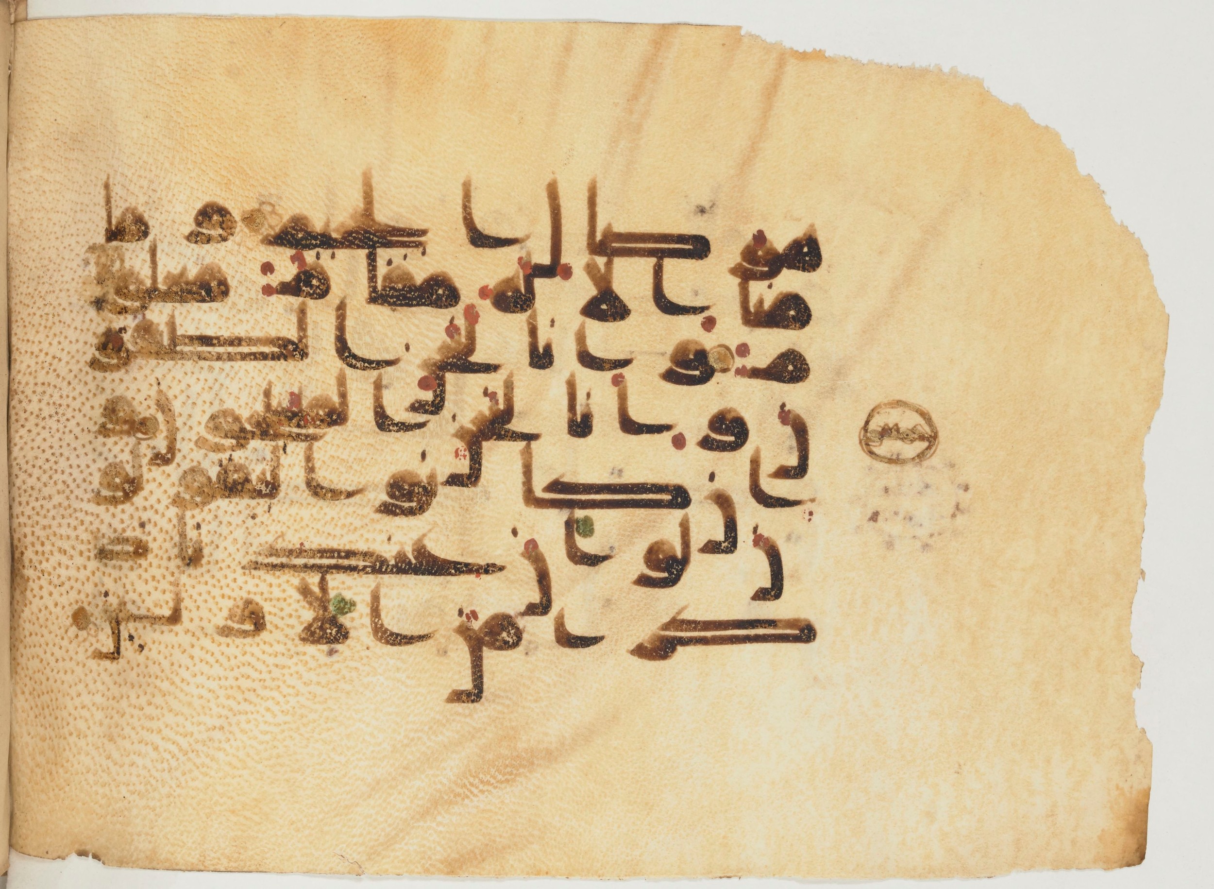Paris, Bibliothèque nationale de France, Arabe 355 (a), in D I / D III script, showing Surah 37:166 from Mid-8th to 10th Century AD found in Fustat (Old Cairo), Egypt, currently housed at Bibliothèque nationale de France, Paris