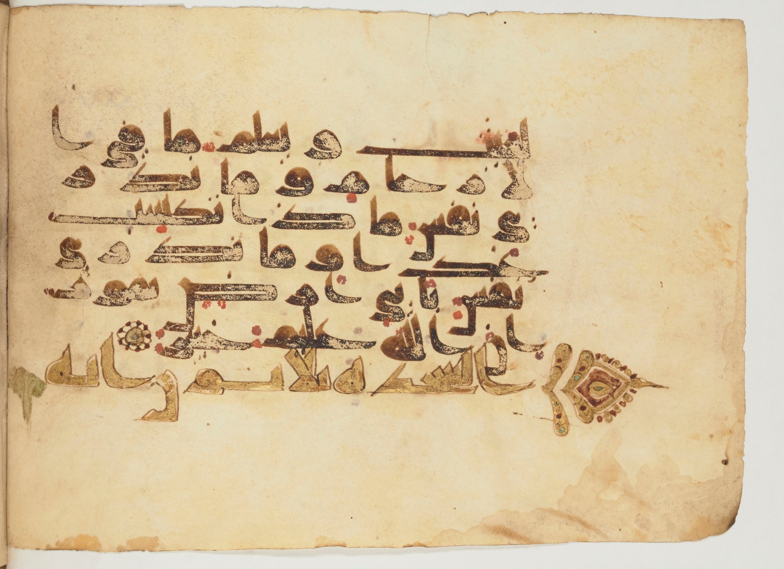 Paris, Bibliothèque nationale de France, Arabe 355 (a) (Scan 2), in D I / D III script, showing Surah 31:34 from Mid-8th to 10th Century AD found in Fustat (Old Cairo), Egypt, currently housed at Bibliothèque nationale de France, Paris