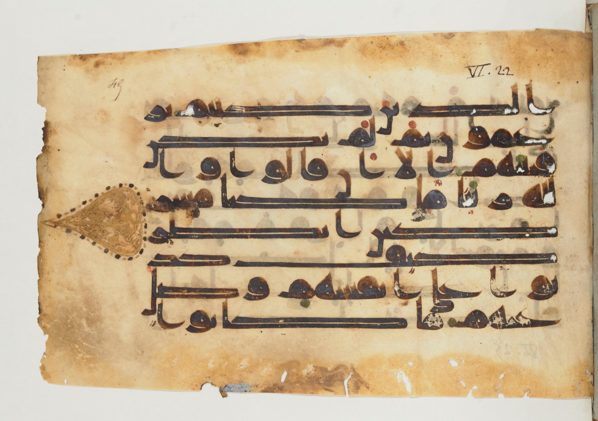 Paris, Bibliothèque nationale de France, Arabe 355 (b), in Kūfī D.I script, showing Surah 6:22 from Mid 8th to Late 10th Century AD found in Fustat (Old Cairo), Egypt, currently housed at Bibliothèque nationale de France, Paris