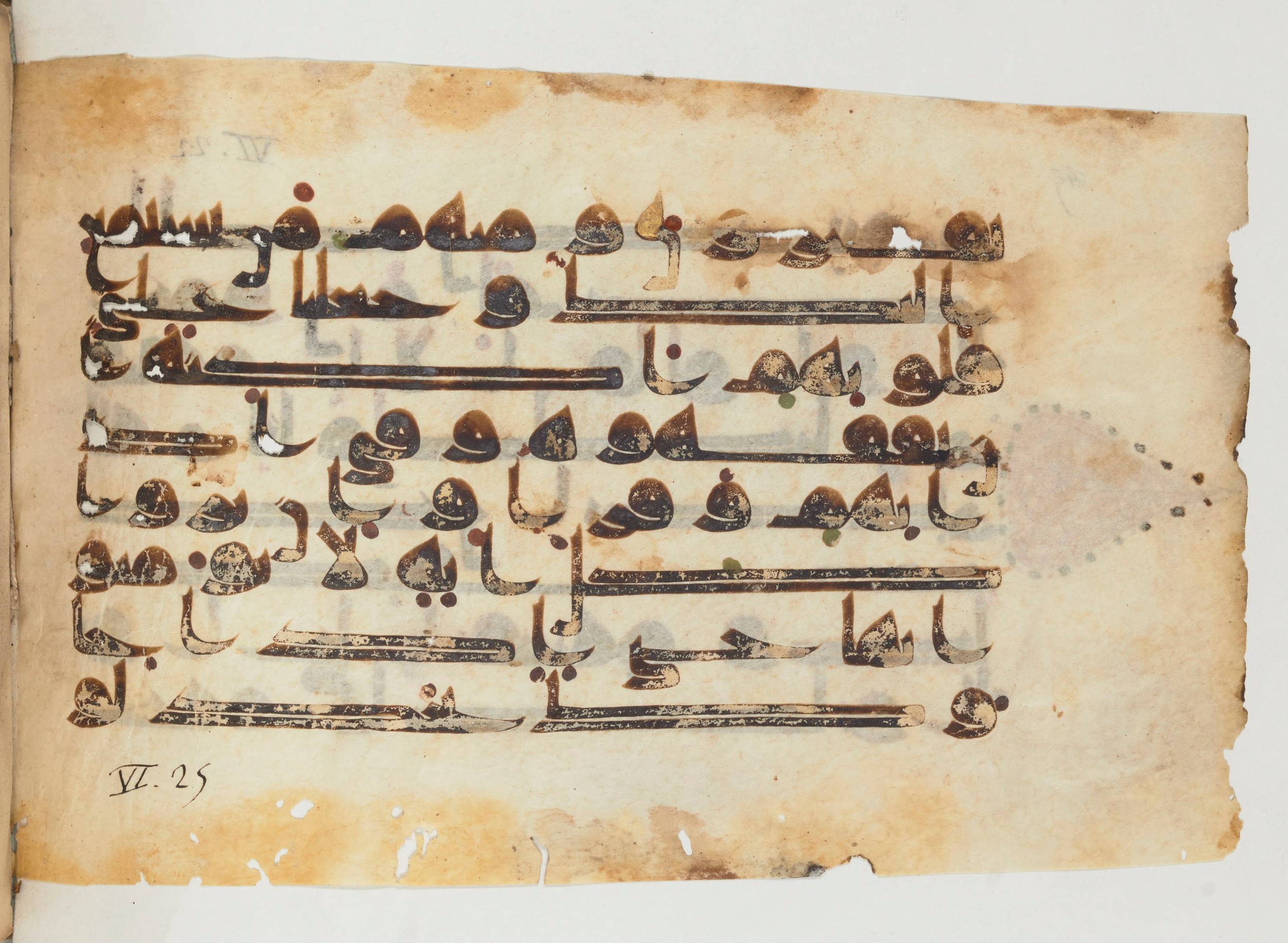 Paris, Bibliothèque nationale de France, Arabe 355 (b) (Scan 1), in Kūfī D.I script, showing Surah 6:25 from Mid 8th to Late 10th Century AD found in Fustat (Old Cairo), Egypt, currently housed at Bibliothèque nationale de France, Paris