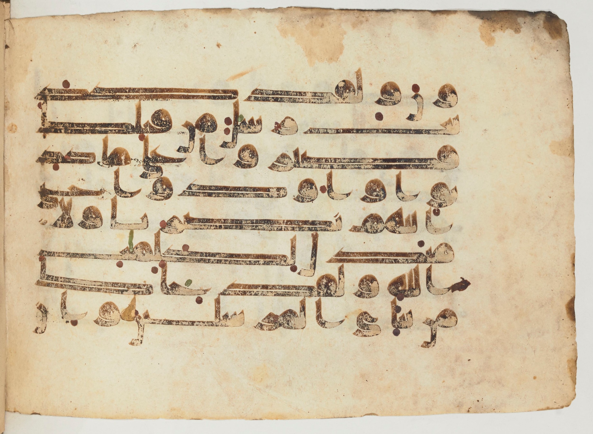 Paris, Bibliothèque nationale de France, Arabe 355 (b) (Scan 2), in Kūfī D.I script, showing Surah 6:33 from Mid 8th to Late 10th Century AD found in Fustat (Old Cairo), Egypt, currently housed at Bibliothèque nationale de France, Paris