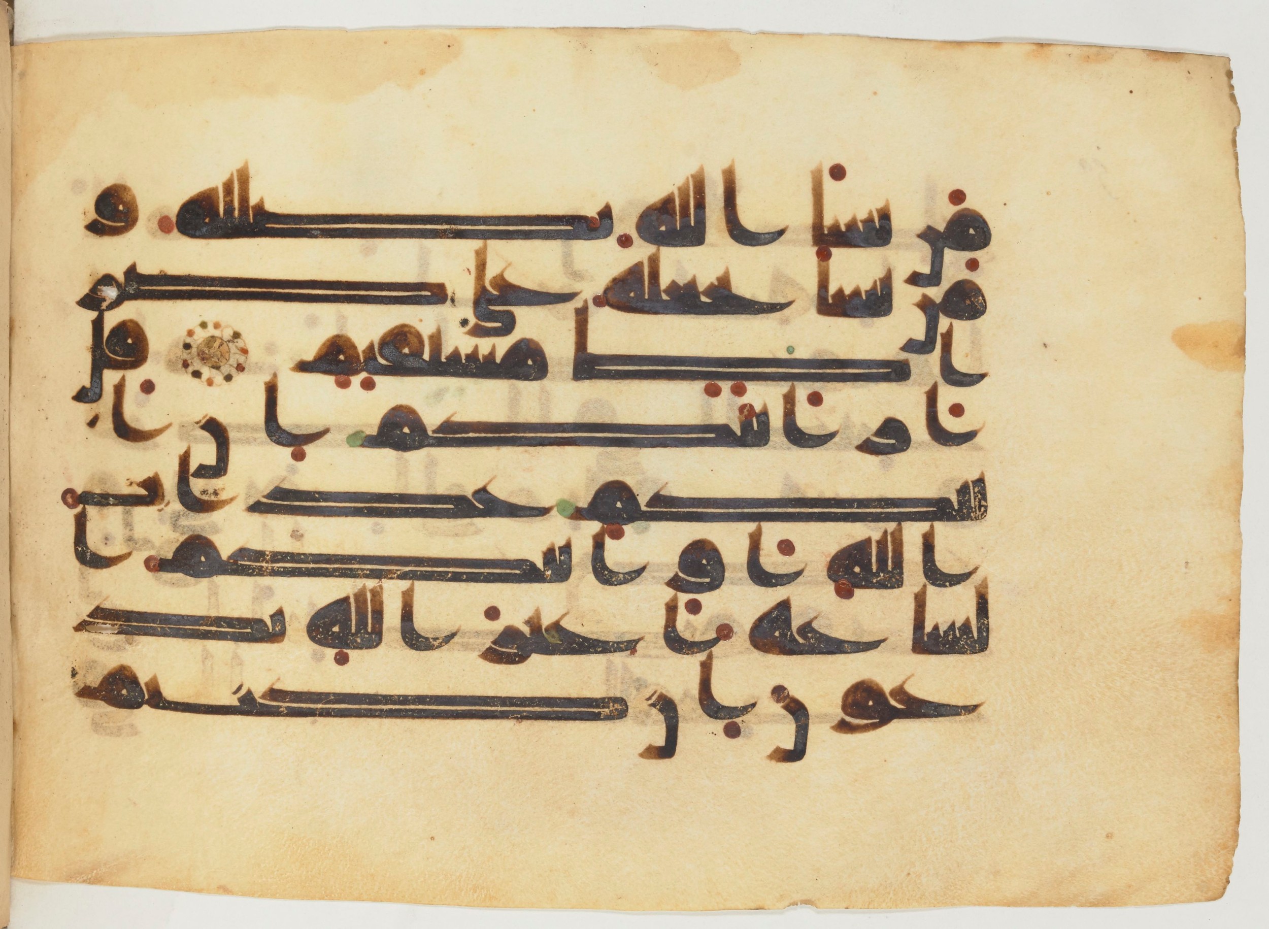 Paris, Bibliothèque nationale de France, Arabe 355 (b) (Scan 2), in Kūfī D.I script, showing Surah 6:39 from Mid 8th to Late 10th Century AD found in Fustat (Old Cairo), Egypt, currently housed at Bibliothèque nationale de France, Paris