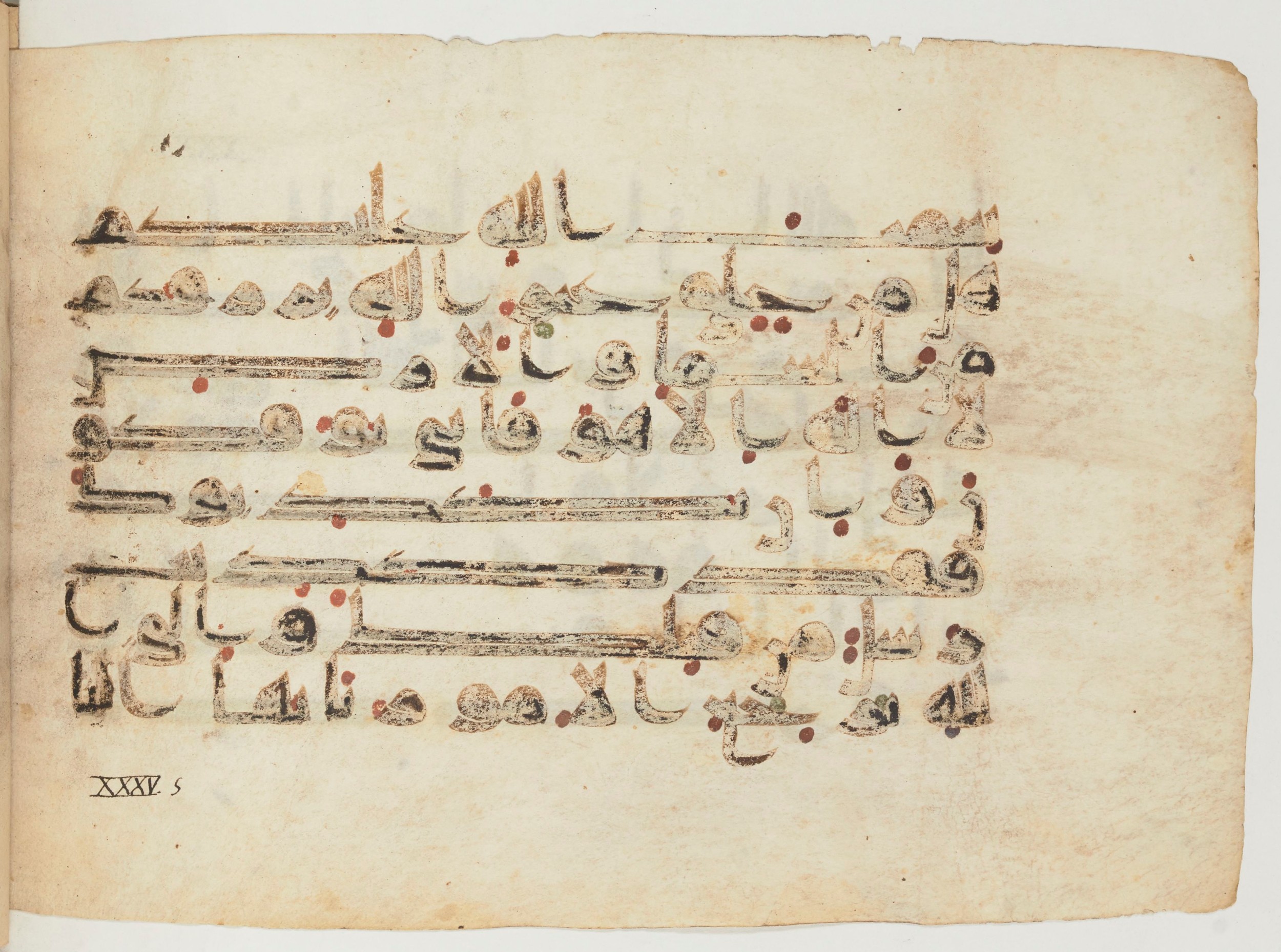 Paris, Bibliothèque nationale de France, Arabe 355 (b), in Kūfī D.I script, showing Surah 35:4 from Mid 8th to Late 10th Century AD found in Fustat (Old Cairo), Egypt, currently housed at Bibliothèque nationale de France, Paris