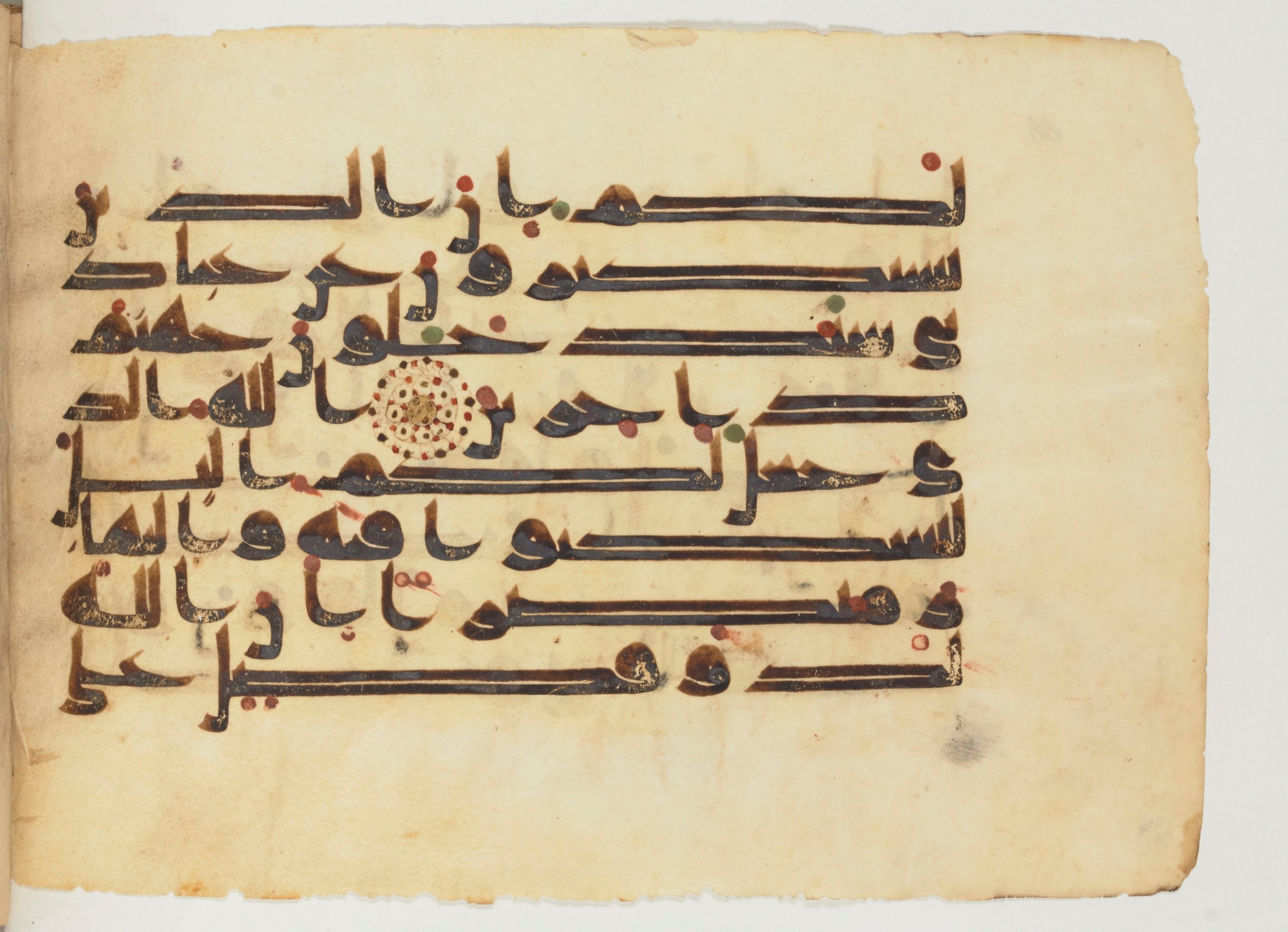 Paris, Bibliothèque nationale de France, Arabe 355 (b) (Scan 2), in Kūfī D.I script, showing Surah 40:60 from Mid 8th to Late 10th Century AD found in Fustat (Old Cairo), Egypt, currently housed at Bibliothèque nationale de France, Paris