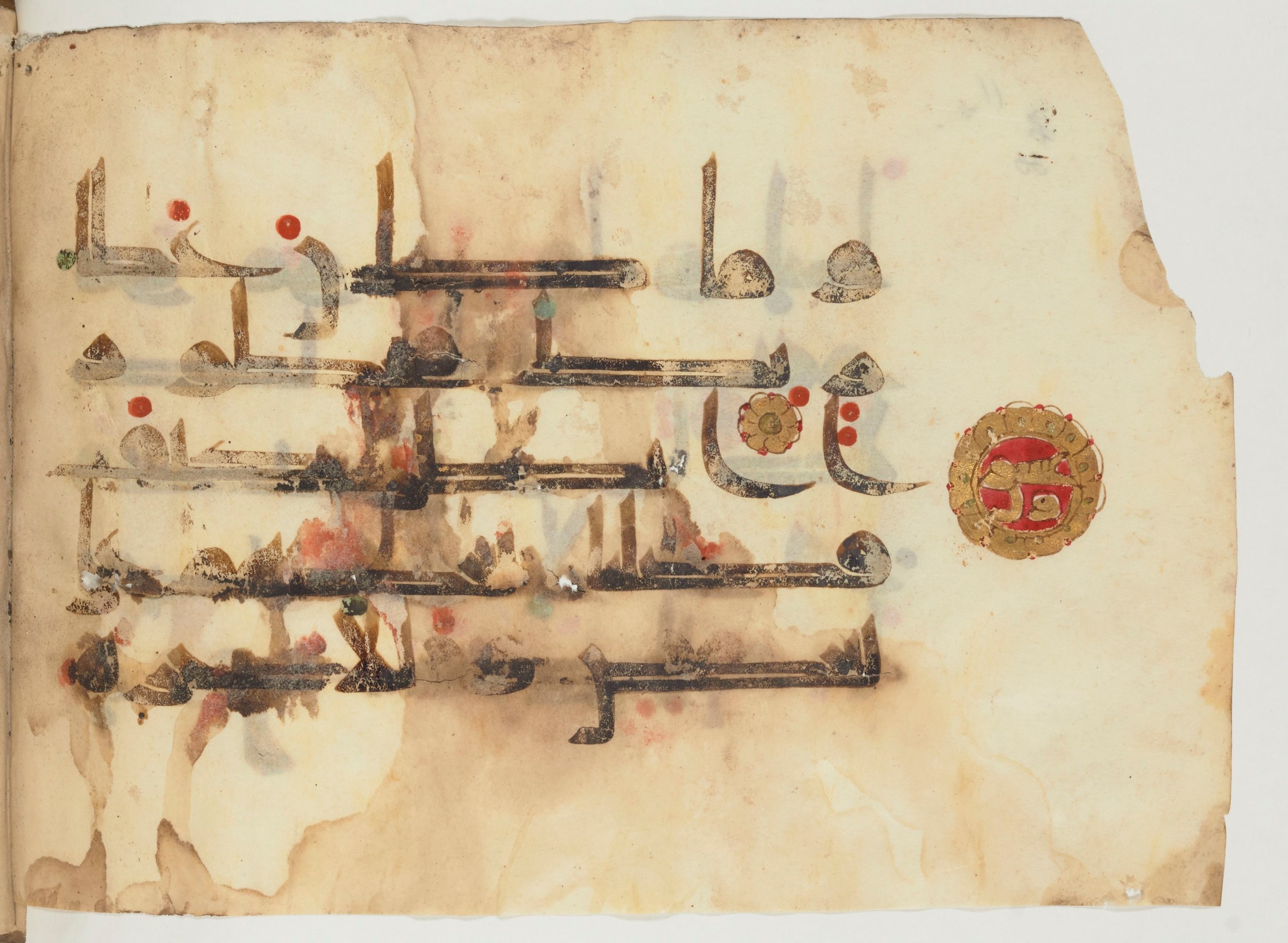 Paris, Bibliothèque nationale de France, Arabe 356 (a) (Scan 1), in kūfī D.III script, showing Surah 17:21 from Mid 8th to Late 10th Century AD found in al-Fusṭāṭ (Fustat), Egypt, currently housed at Bibliothèque nationale de France, Paris