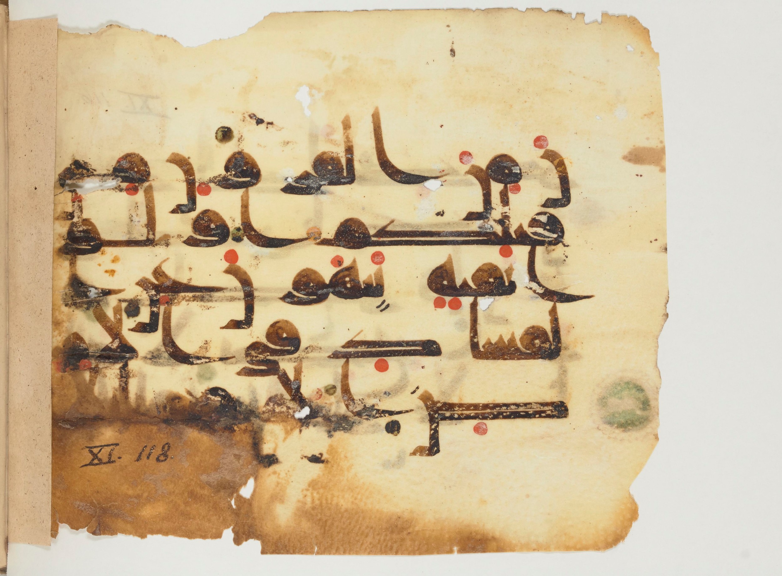 Paris, Bibliothèque nationale de France, Arabe 356 (a) (Scan 2), in kūfī D.III script, showing Surah 11:116 from Mid 8th to Late 10th Century AD found in al-Fusṭāṭ (Fustat), Egypt, currently housed at Bibliothèque nationale de France, Paris