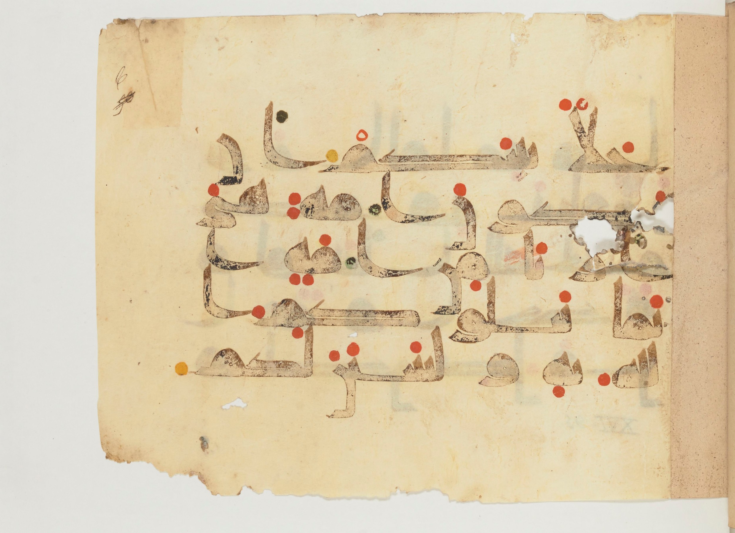 Paris, Bibliothèque nationale de France, Arabe 356 (a) (Scan 2), in kūfī D.III script, showing Surah 16:92 from Mid 8th to Late 10th Century AD found in al-Fusṭāṭ (Fustat), Egypt, currently housed at Bibliothèque nationale de France, Paris