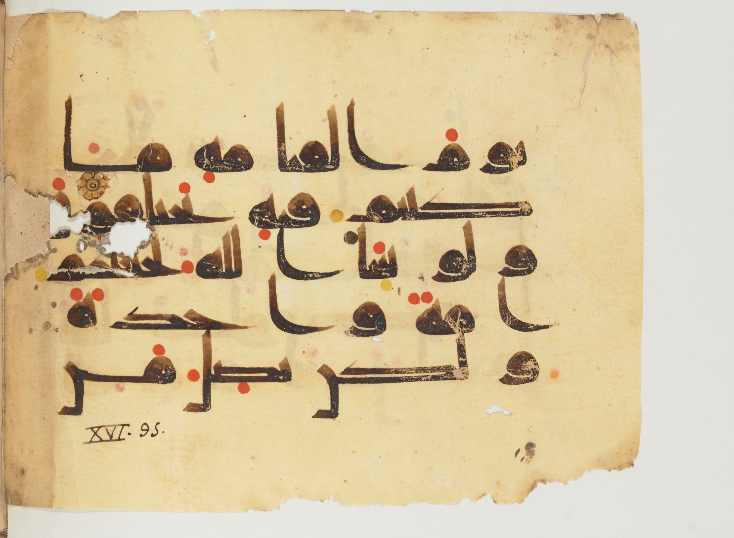Paris, Bibliothèque nationale de France, Arabe 356 (a) (Scan 1), in kūfī D.III script, showing Surah 16:93 from Mid 8th to Late 10th Century AD found in al-Fusṭāṭ (Fustat), Egypt, currently housed at Bibliothèque nationale de France, Paris