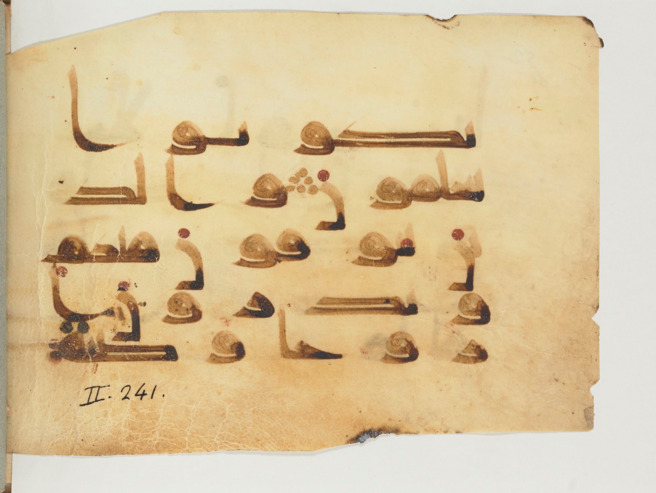 Paris, Bibliothèque nationale de France, Arabe 356 (d) (Scan 3), in Kūfī D.I / D.III script, showing Surah 2:239 from Mid 8th to Late 10th Century AD found in al-Fusṭāṭ (Old Cairo), Egypt, currently housed at Bibliothèque nationale de France, Paris