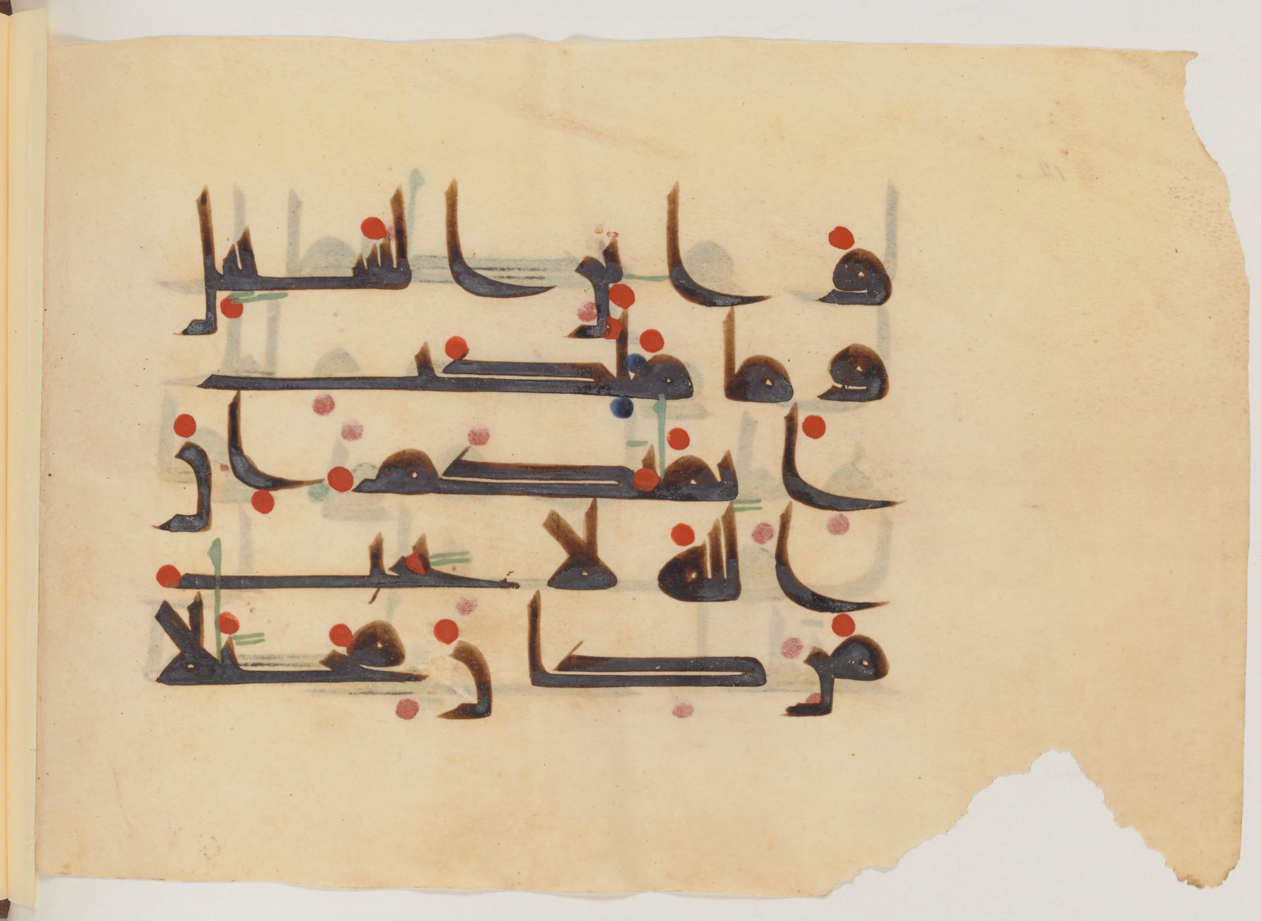 Paris, Bibliothèque nationale de France, Arabe 357 (Scan 4), in Early Kufic D.III script, showing Surah 4:36 from Mid 8th to Late 10th Century AD found in Fustat (Old Cairo), Egypt, currently housed at Bibliothèque nationale de France, Paris