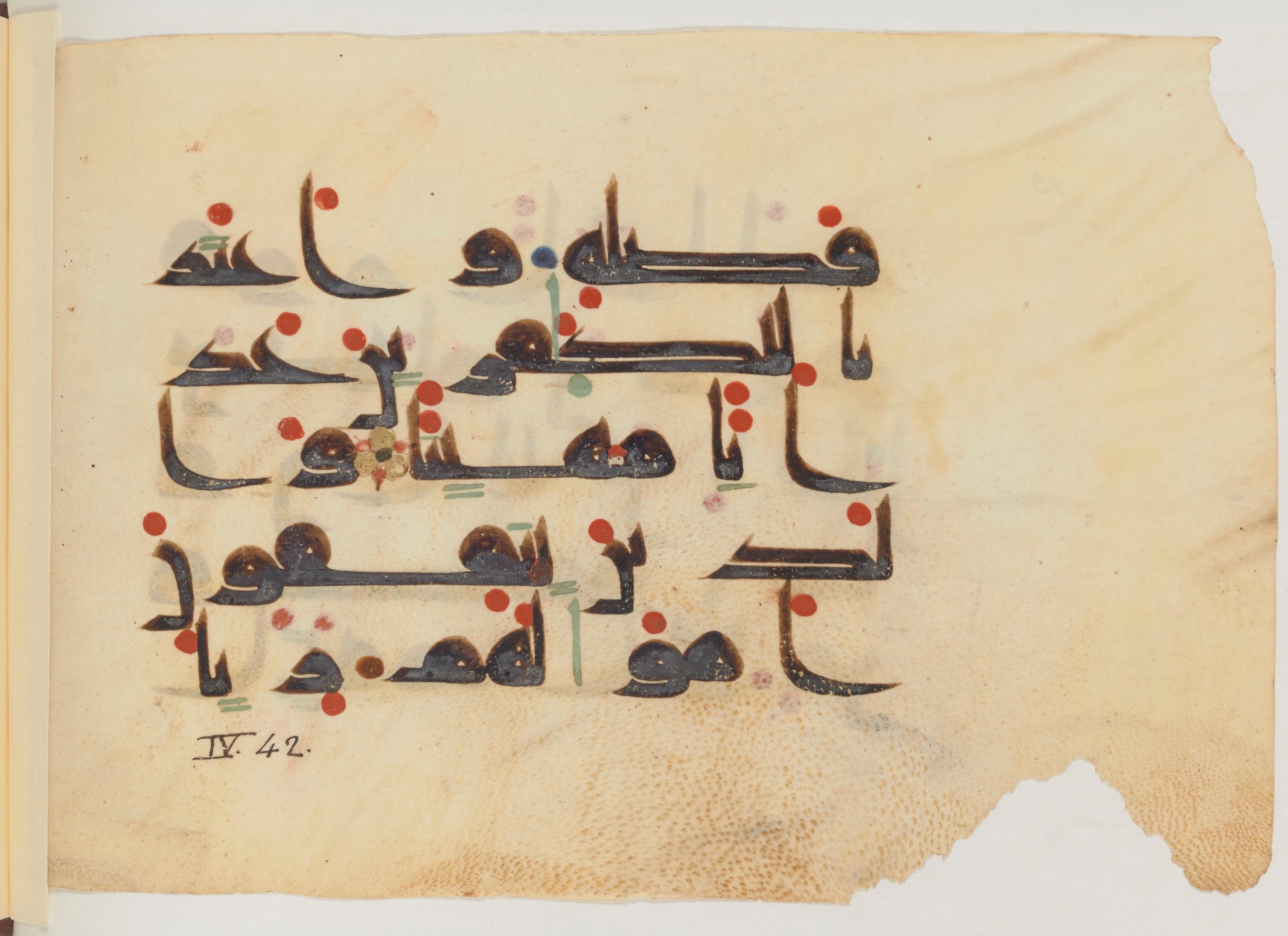 Paris, Bibliothèque nationale de France, Arabe 357 (Scan 2), in Early Kufic D.III script, showing Surah 4:37 from Mid 8th to Late 10th Century AD found in Fustat (Old Cairo), Egypt, currently housed at Bibliothèque nationale de France, Paris