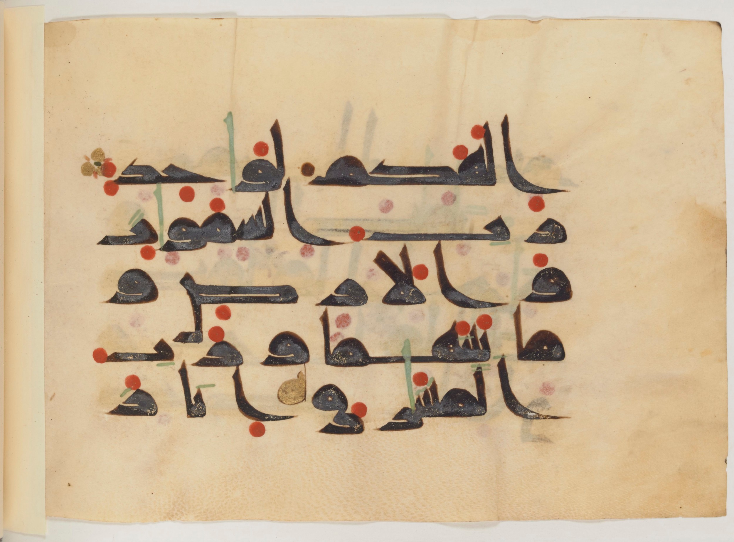 Paris, Bibliothèque nationale de France, Arabe 357 (Scan 2), in Early Kufic D.III script, showing Surah 37:4 from Mid 8th to Late 10th Century AD found in Fustat (Old Cairo), Egypt, currently housed at Bibliothèque nationale de France, Paris