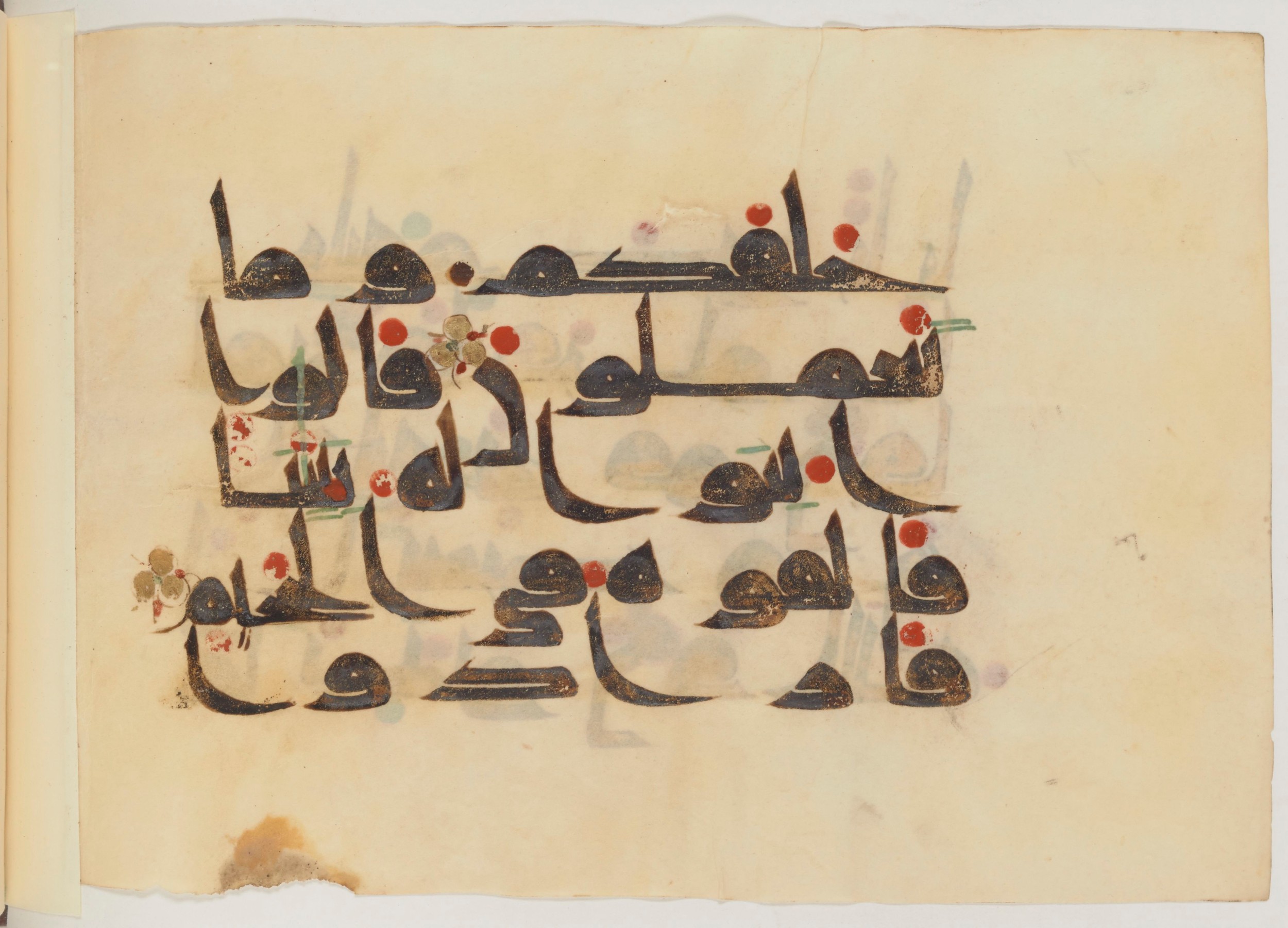 Paris, Bibliothèque nationale de France, Arabe 357 (Scan 1), in Early Kufic D.III script, showing Surah 37:98 from Mid 8th to Late 10th Century AD found in Fustat (Old Cairo), Egypt, currently housed at Bibliothèque nationale de France, Paris