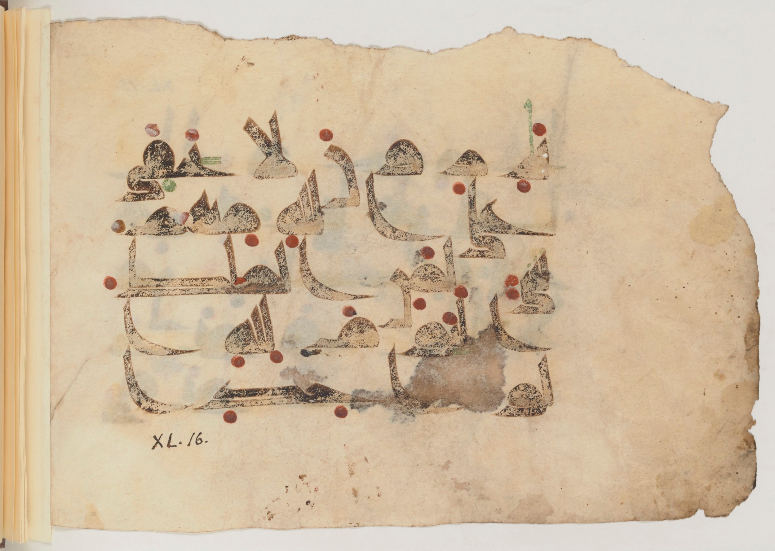 Paris, Bibliothèque nationale de France, Arabe 357 (Scan 2), in Early Kufic D.III script, showing Surah 40:16 from Mid 8th to Late 10th Century AD found in Fustat (Old Cairo), Egypt, currently housed at Bibliothèque nationale de France, Paris