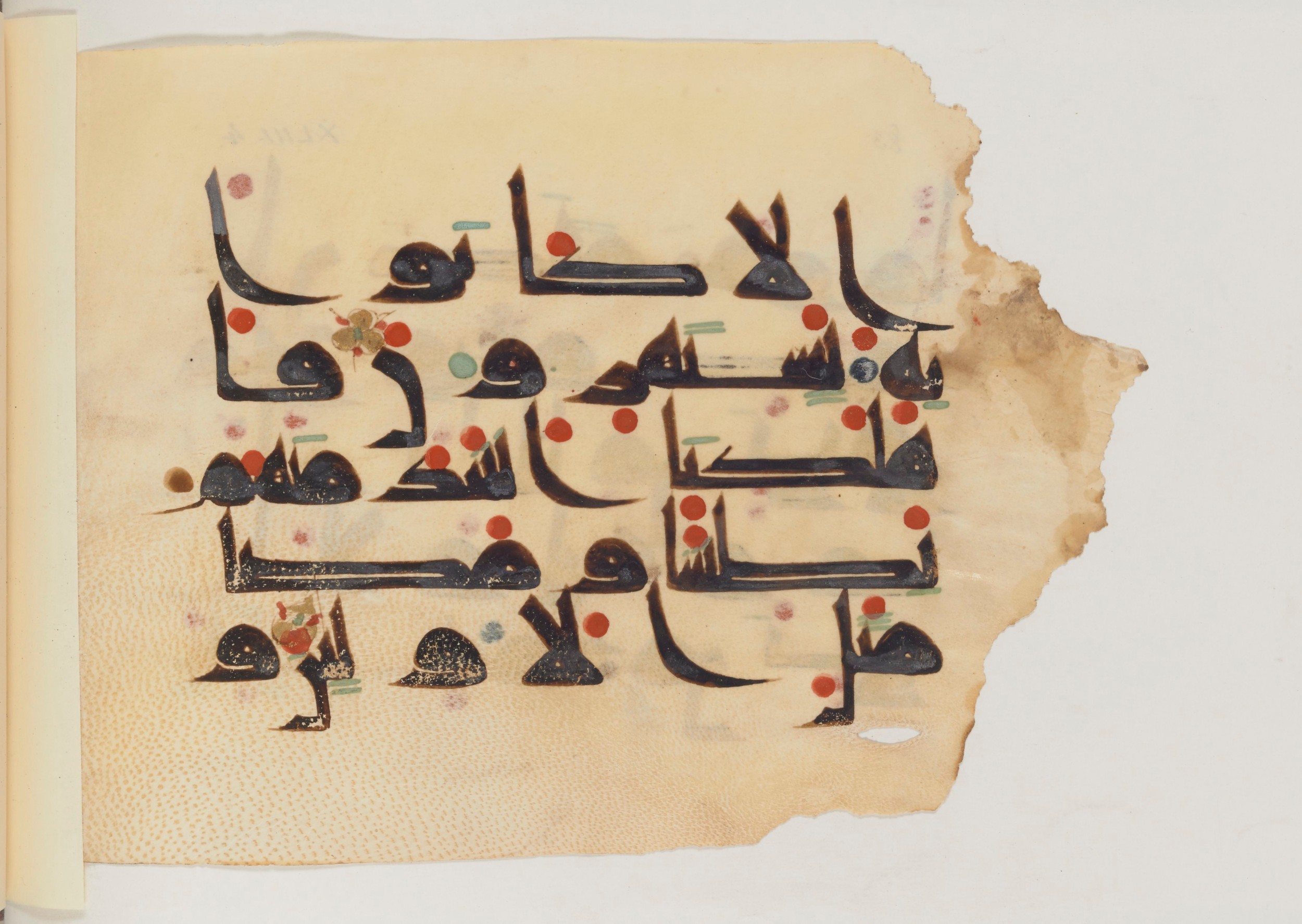 Paris, Bibliothèque nationale de France, Arabe 357 (Scan 2), in Early Kufic D.III script, showing Surah 43:7 from Mid 8th to Late 10th Century AD found in Fustat (Old Cairo), Egypt, currently housed at Bibliothèque nationale de France, Paris