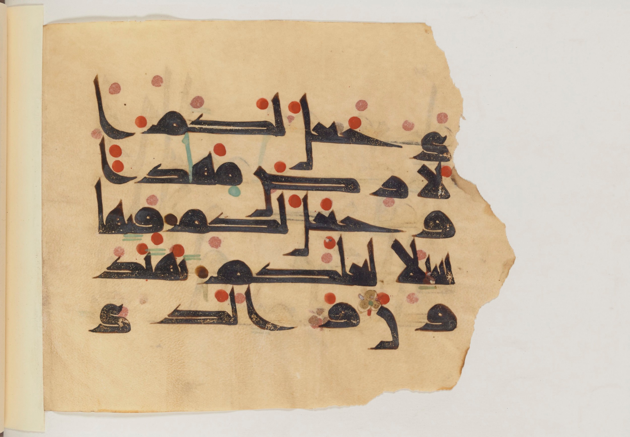 Paris, Bibliothèque nationale de France, Arabe 357 (Scan 2), in Early Kufic D.III script, showing Surah 43:10 from Mid 8th to Late 10th Century AD found in Fustat (Old Cairo), Egypt, currently housed at Bibliothèque nationale de France, Paris