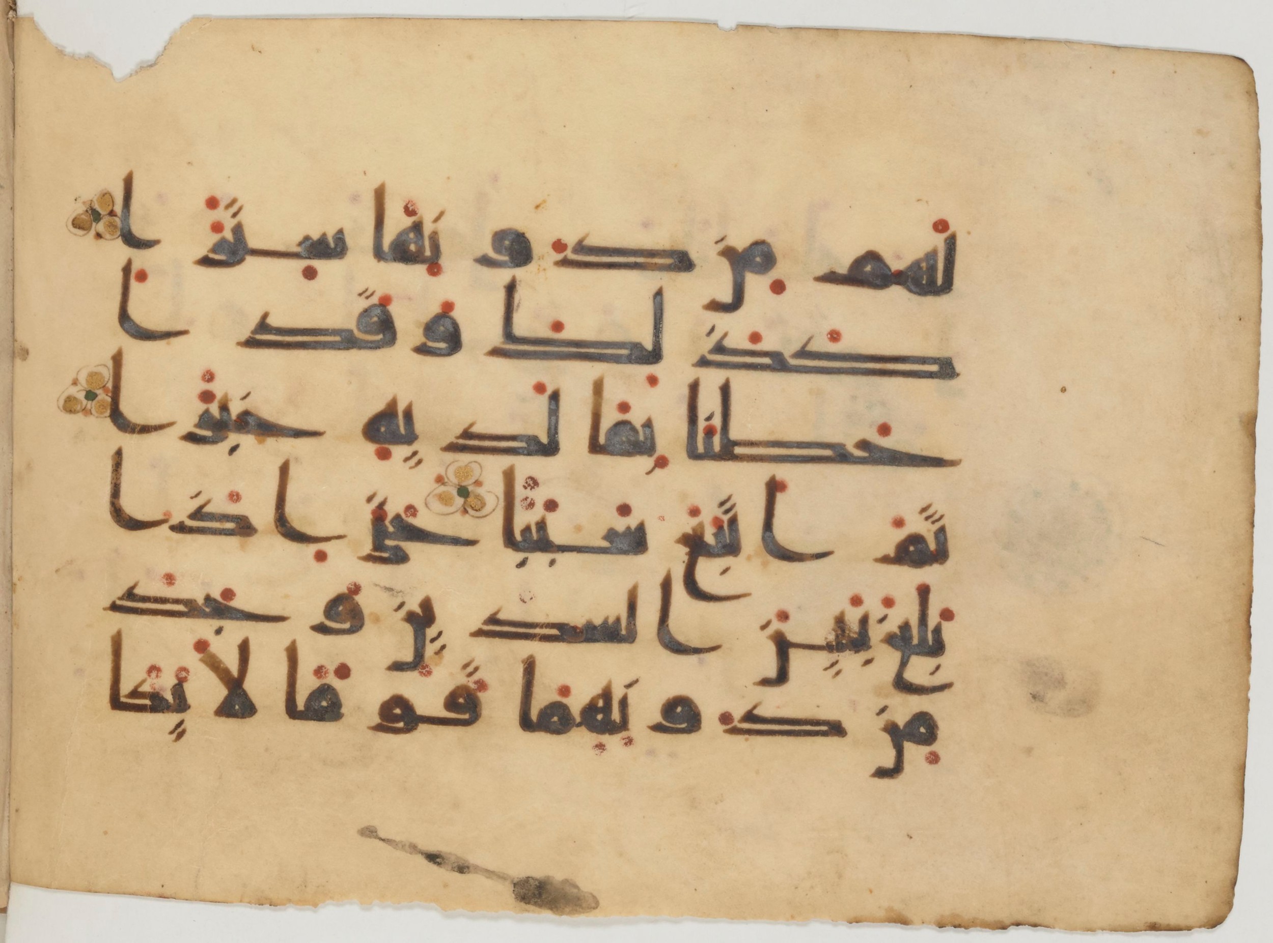 Paris, Bibliothèque nationale de France, Arabe 358 (a), in kūfī D.Va script, showing Surah 18:92 from 9th Century AD found in Fustat (Old Cairo), Egypt, currently housed at Bibliothèque nationale de France, Paris