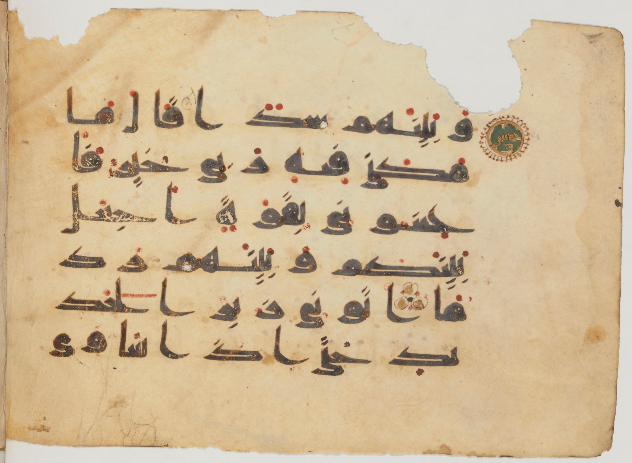 Paris, Bibliothèque nationale de France, Arabe 358 (a), in kūfī D.Va script, showing Surah 18:95 from 9th Century AD found in Fustat (Old Cairo), Egypt, currently housed at Bibliothèque nationale de France, Paris