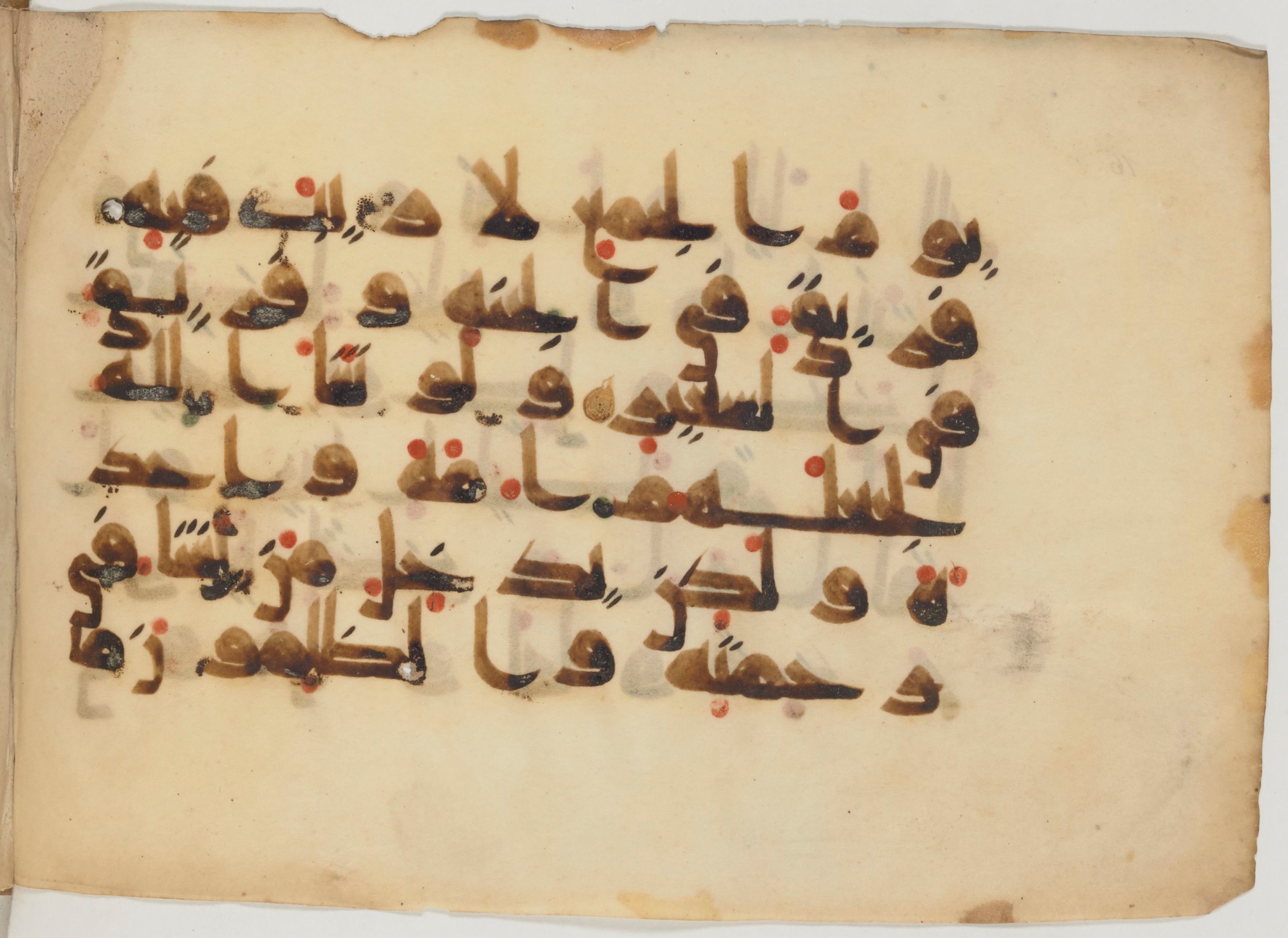 Paris, Bibliothèque nationale de France, Arabe 358 (b) (Scan 1), in Kūfī D.I script, showing Surah 42:8 from Mid 8th to Late 10th Century AD found in Fustat (Old Cairo), Egypt, currently housed at Bibliothèque nationale de France, Paris