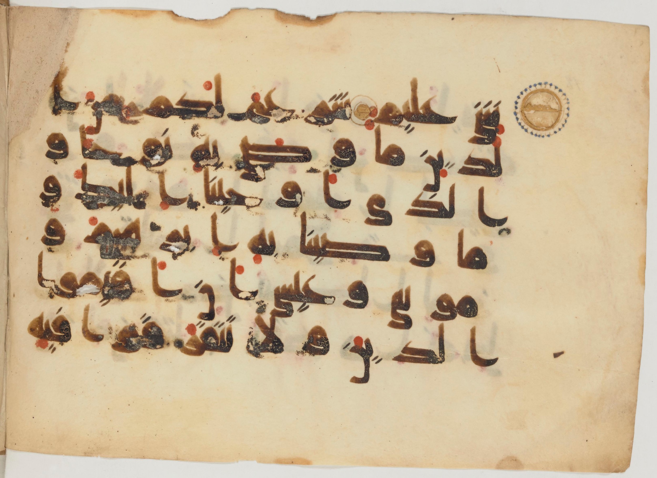 Paris, Bibliothèque nationale de France, Arabe 358 (b) (Scan 2), in Kūfī D.I script, showing Surah 42:12 from Mid 8th to Late 10th Century AD found in Fustat (Old Cairo), Egypt, currently housed at Bibliothèque nationale de France, Paris