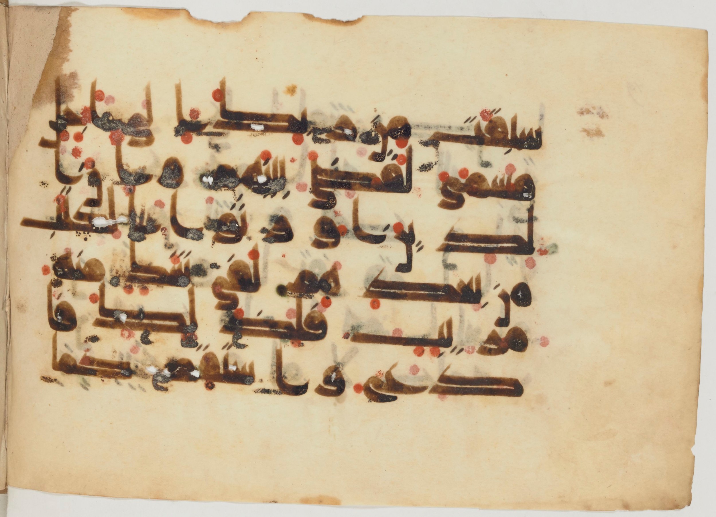 Paris, Bibliothèque nationale de France, Arabe 358 (b) (Scan 2), in Kūfī D.I script, showing Surah 42:14 from Mid 8th to Late 10th Century AD found in Fustat (Old Cairo), Egypt, currently housed at Bibliothèque nationale de France, Paris