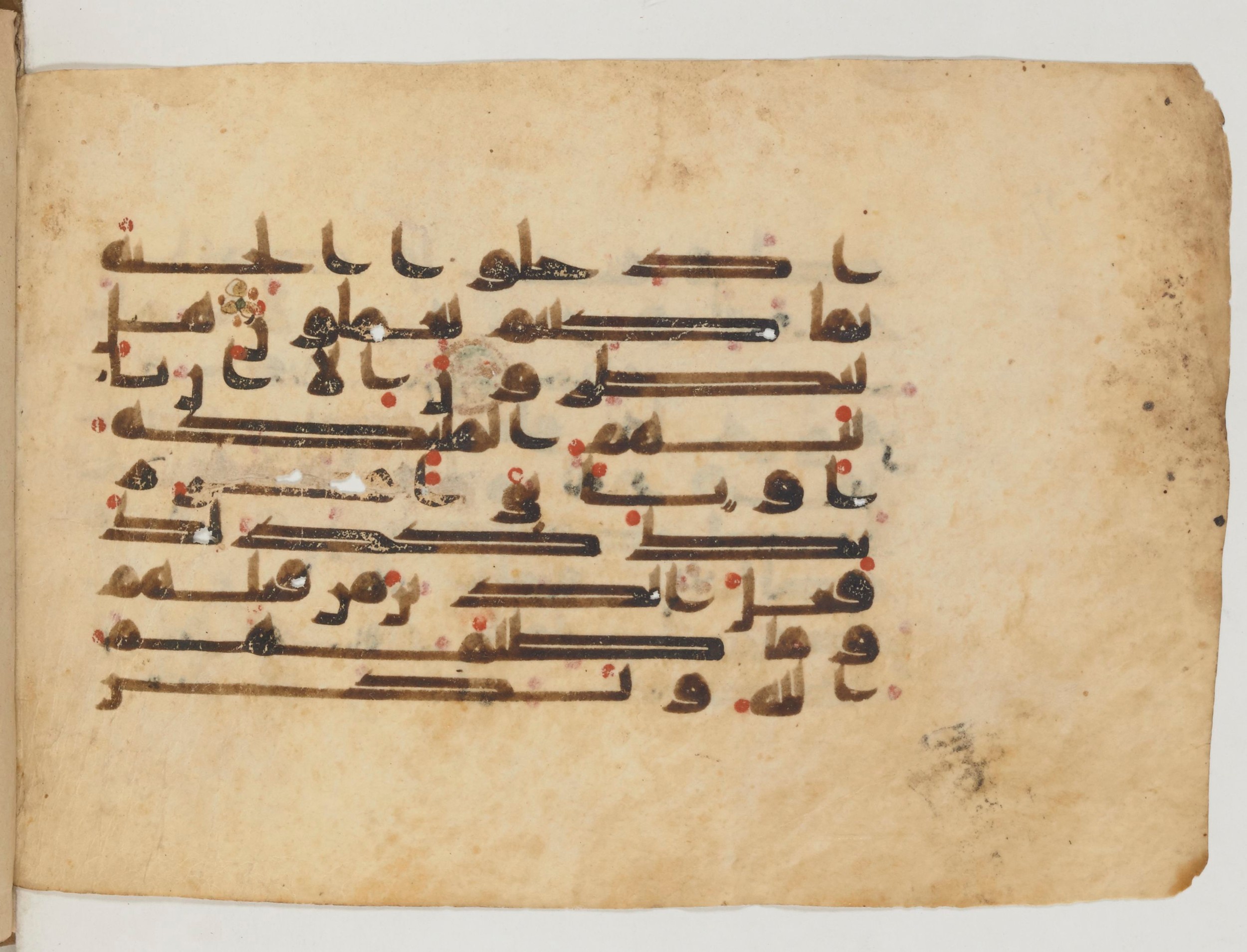 Paris, Bibliothèque nationale de France, Arabe 358 (g) (Scan 1), in Kūfī Group D script, showing Surah 16:33 from Mid 8th to Late 10th Century AD found in Fustat (Old Cairo), Egypt, currently housed at Bibliothèque nationale de France, Paris