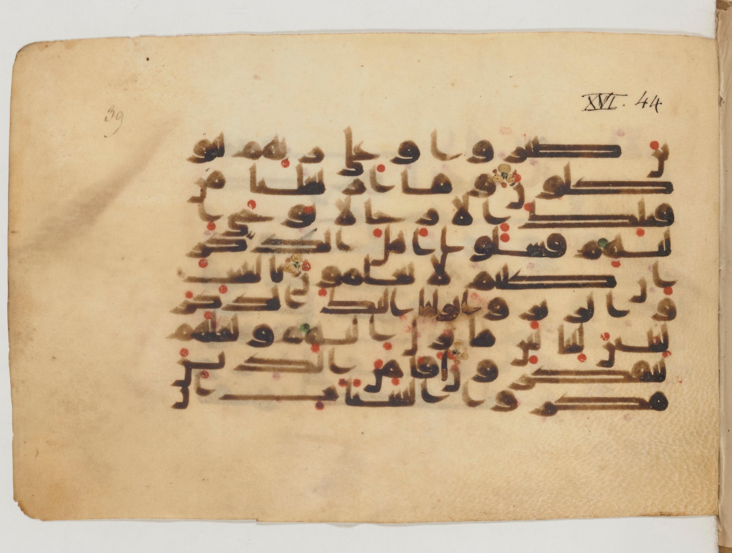 Paris, Bibliothèque nationale de France, Arabe 358 (g) (Scan 1), in Kūfī Group D script, showing Surah 16:45 from Mid 8th to Late 10th Century AD found in Fustat (Old Cairo), Egypt, currently housed at Bibliothèque nationale de France, Paris