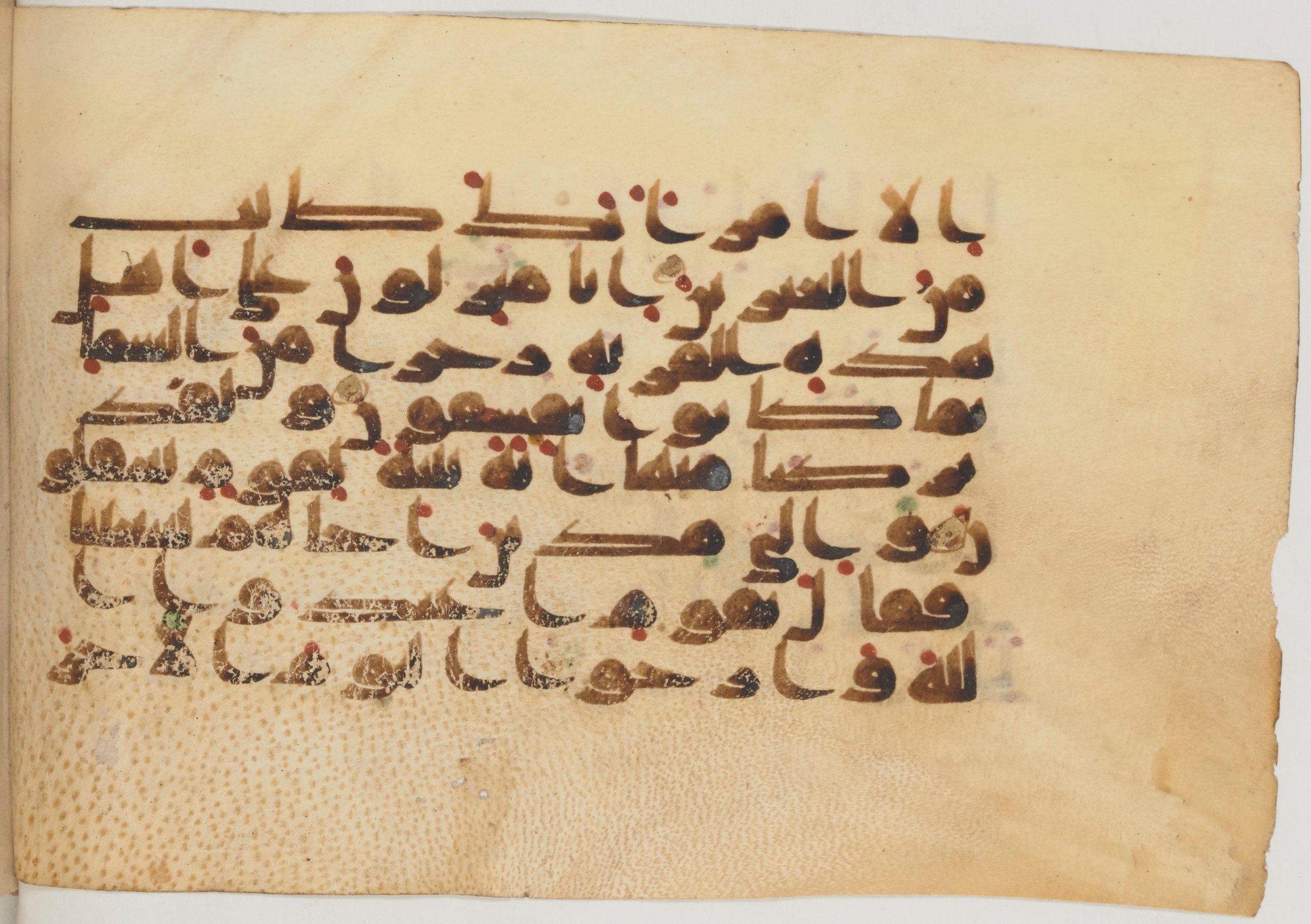 Paris, Bibliothèque nationale de France, Arabe 359 (a) (Scan 2), in Kufic Group D script, showing Surah 29:33 from Mid 8th to Late 10th Century AD found in Fustat (Old Cairo), Egypt, currently housed at Bibliothèque nationale de France, Paris