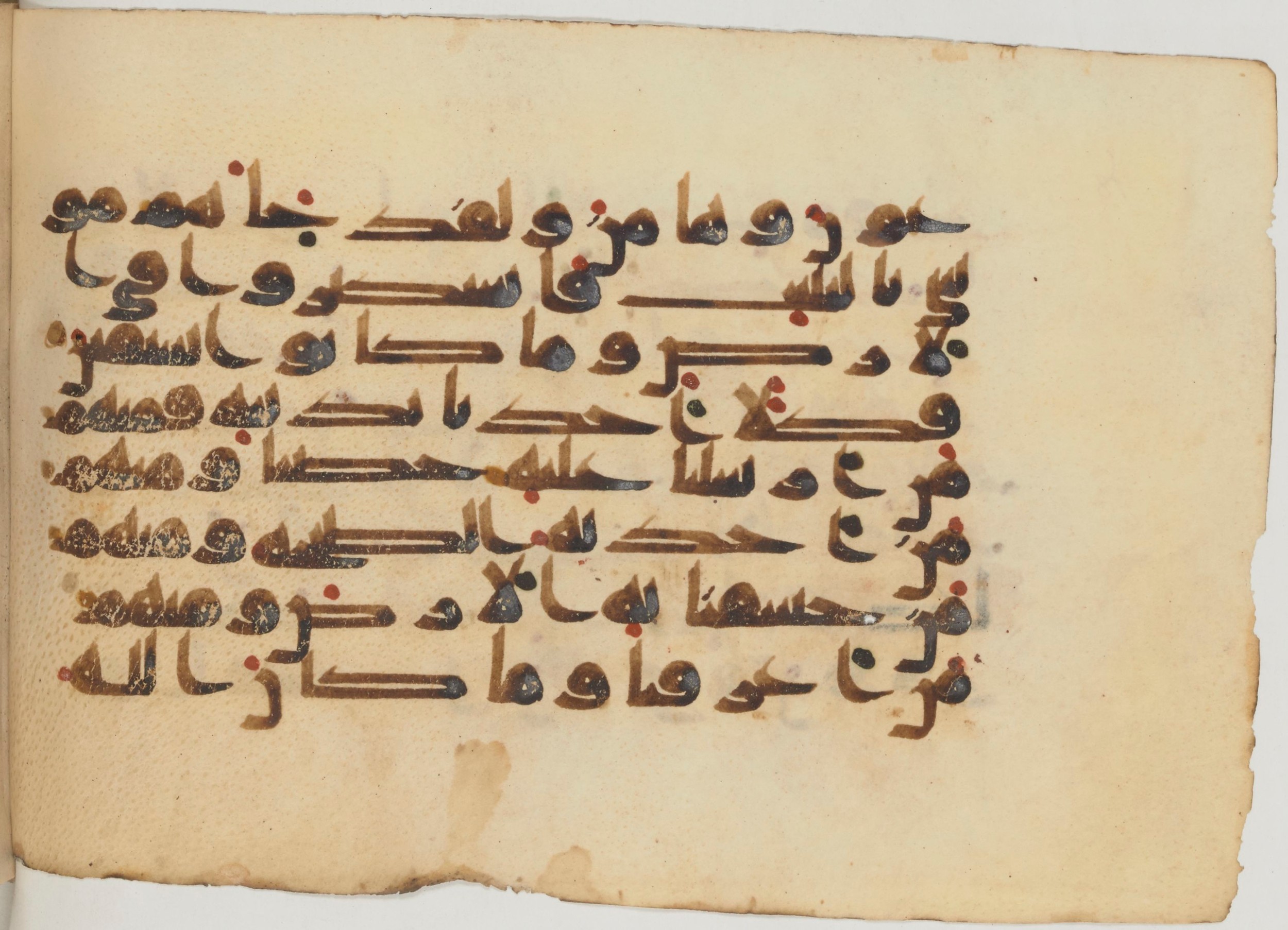Paris, Bibliothèque nationale de France, Arabe 359 (a) (Scan 2), in Kufic Group D script, showing Surah 29:39 from Mid 8th to Late 10th Century AD found in Fustat (Old Cairo), Egypt, currently housed at Bibliothèque nationale de France, Paris