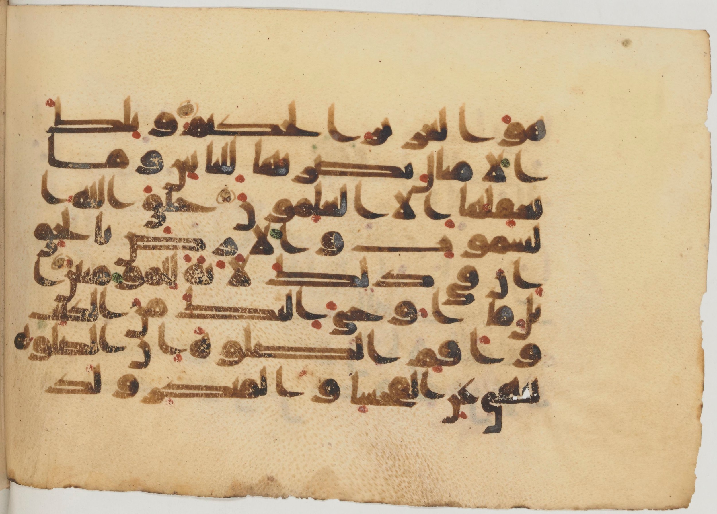 Paris, Bibliothèque nationale de France, Arabe 359 (a), in Kufic Group D script, showing Surah 29:44 from Mid 8th to Late 10th Century AD found in Fustat (Old Cairo), Egypt, currently housed at Bibliothèque nationale de France, Paris
