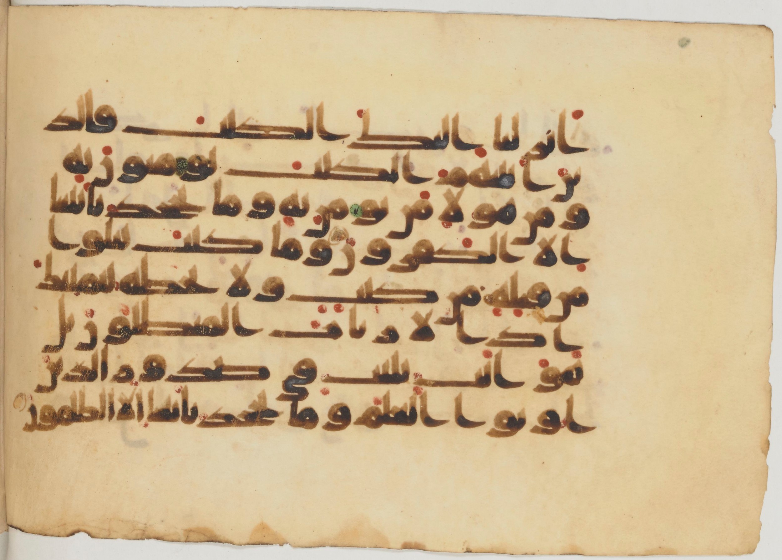 Paris, Bibliothèque nationale de France, Arabe 359 (a), in Kufic Group D script, showing Surah 29:49 from Mid 8th to Late 10th Century AD found in Fustat (Old Cairo), Egypt, currently housed at Bibliothèque nationale de France, Paris