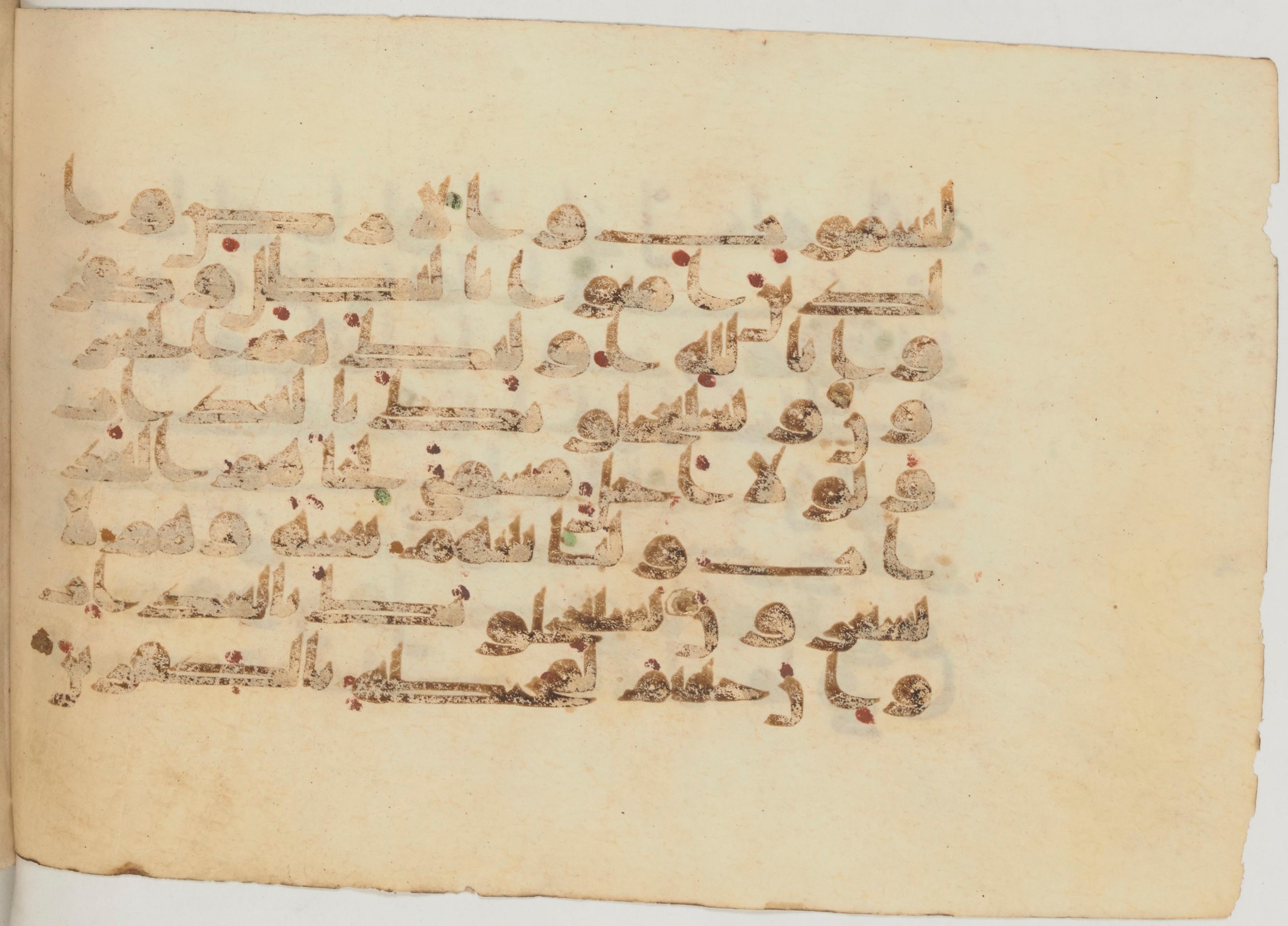 Paris, Bibliothèque nationale de France, Arabe 359 (a) (Scan 2), in Kufic Group D script, showing Surah 29:52 from Mid 8th to Late 10th Century AD found in Fustat (Old Cairo), Egypt, currently housed at Bibliothèque nationale de France, Paris