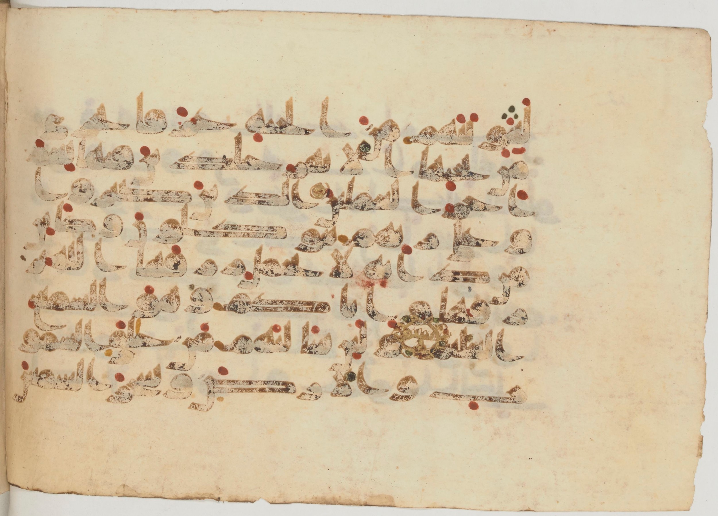 Paris, Bibliothèque nationale de France, Arabe 359 (a), in Kufic Group D script, showing Surah 29:60 from Mid 8th to Late 10th Century AD found in Fustat (Old Cairo), Egypt, currently housed at Bibliothèque nationale de France, Paris