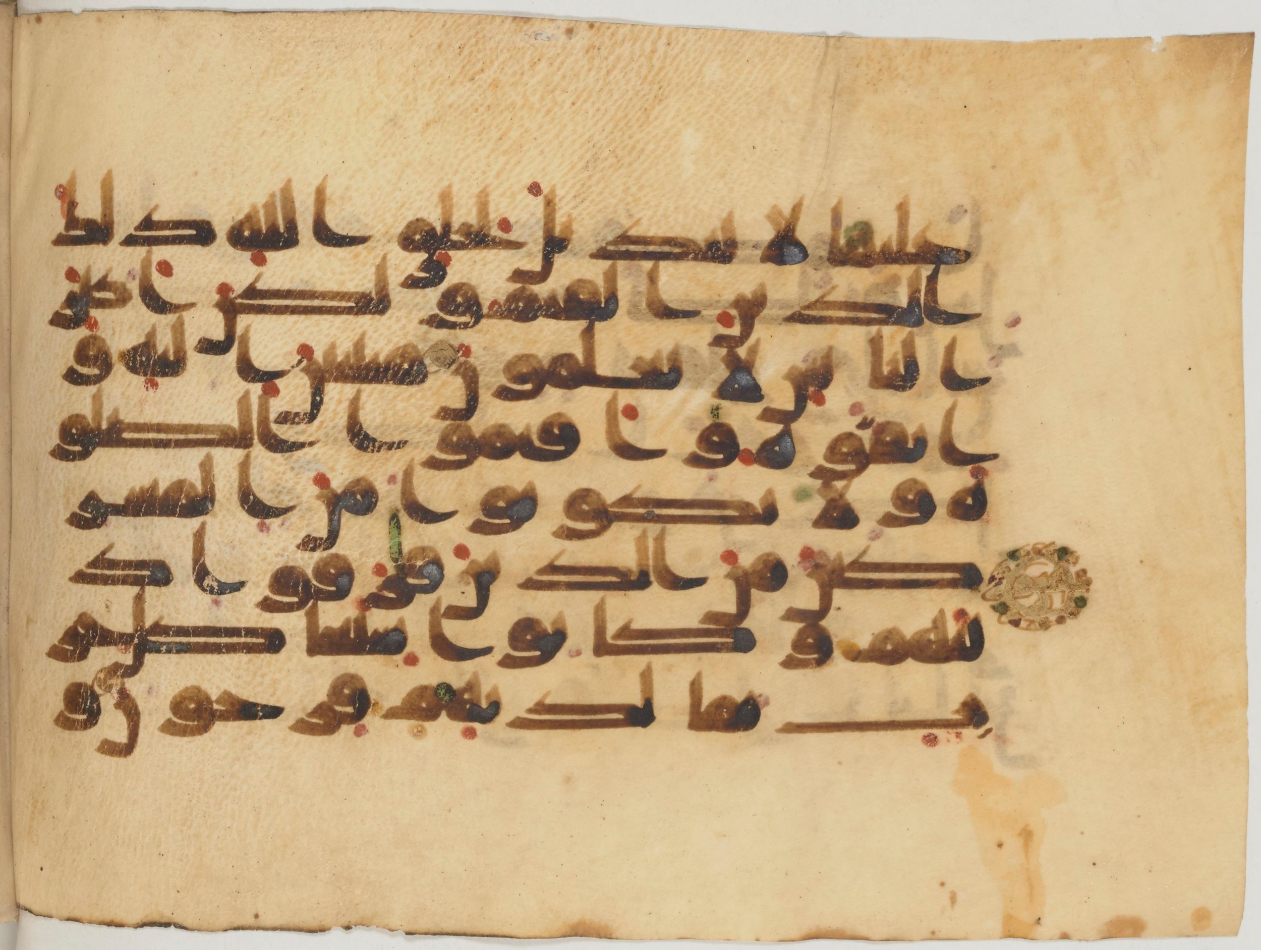 Paris, Bibliothèque nationale de France, Arabe 359 (a), in Kufic Group D script, showing Surah 30:32 from Mid 8th to Late 10th Century AD found in Fustat (Old Cairo), Egypt, currently housed at Bibliothèque nationale de France, Paris