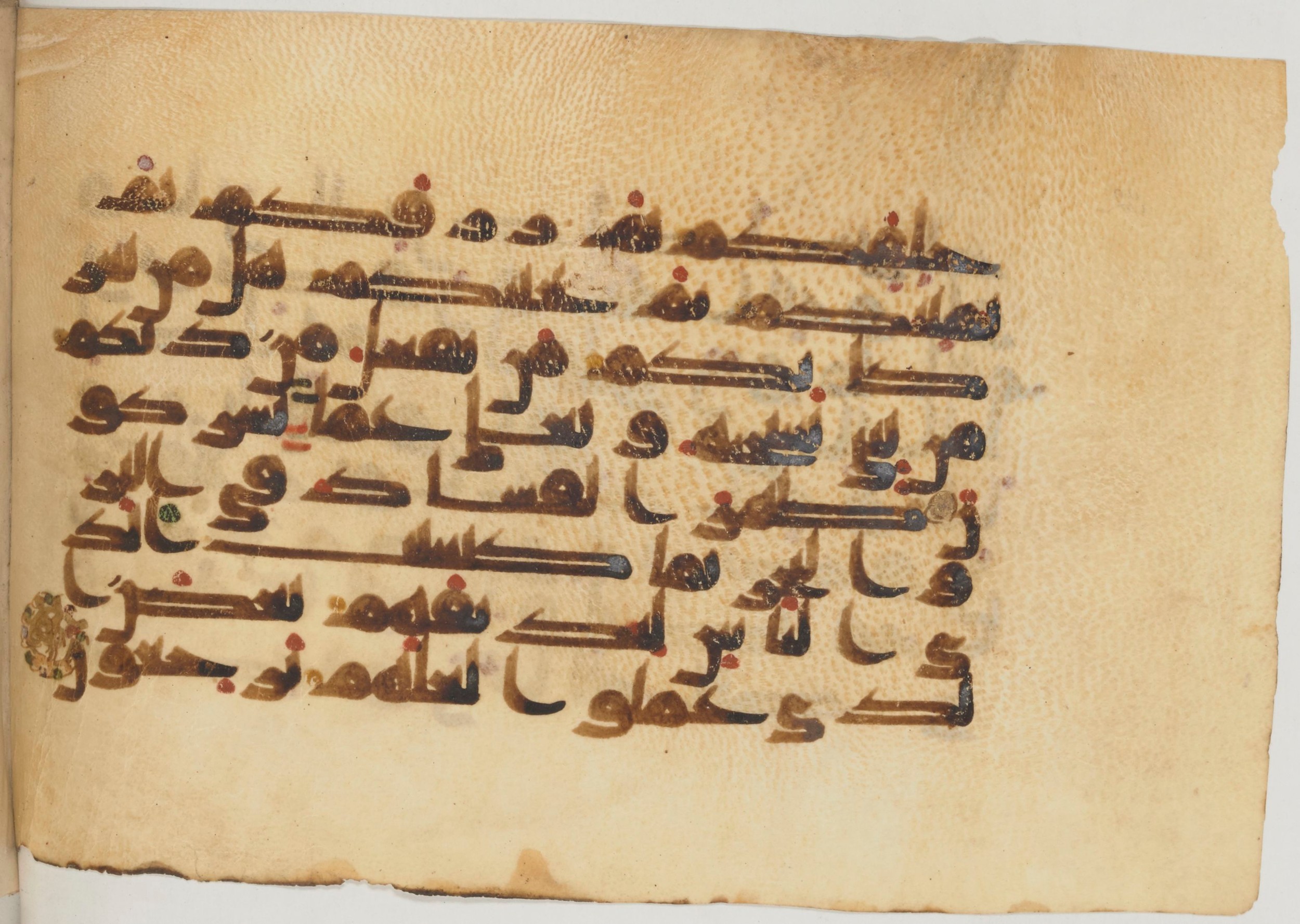 Paris, Bibliothèque nationale de France, Arabe 359 (a) (Scan 2), in Kufic Group D script, showing Surah 30:40 from Mid 8th to Late 10th Century AD found in Fustat (Old Cairo), Egypt, currently housed at Bibliothèque nationale de France, Paris